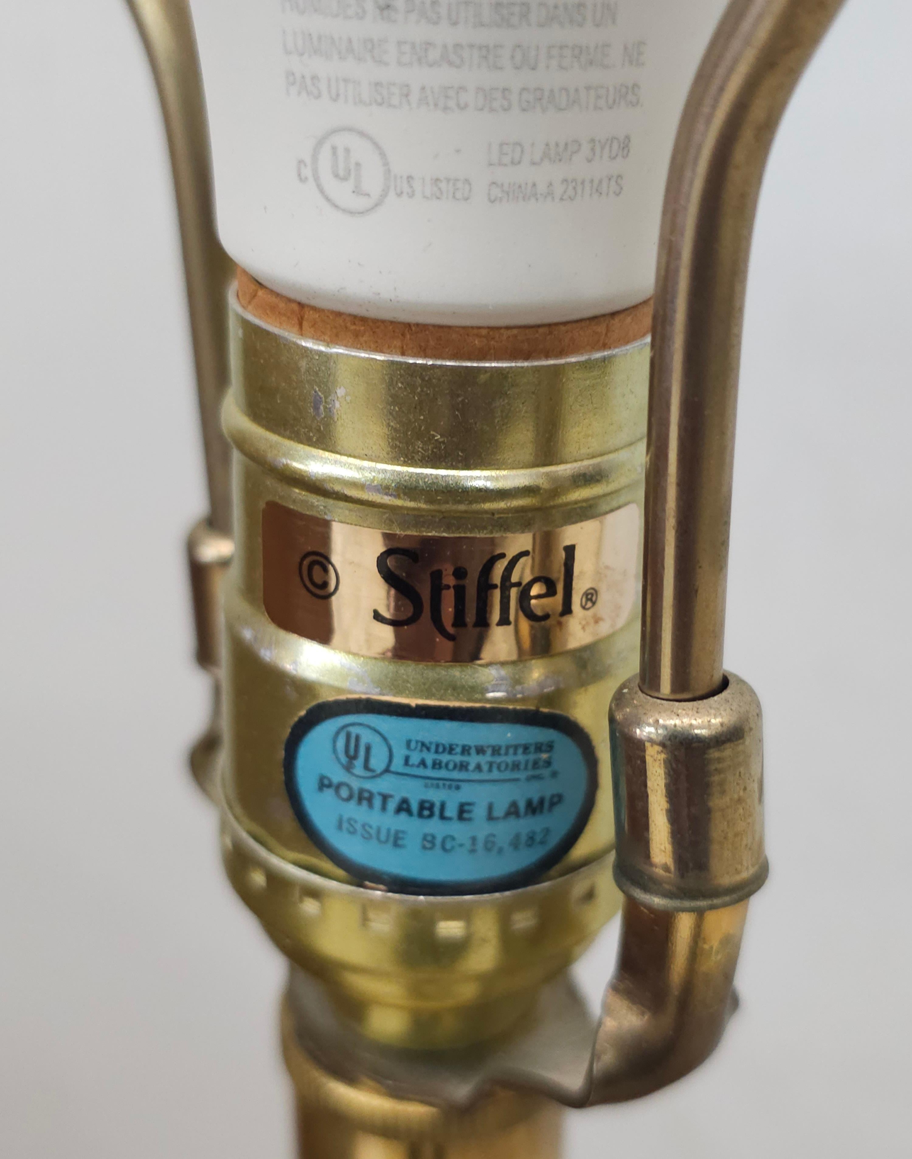 Lampe de bureau Stiffel mi-siècle en laiton massif poli et colonne en porcelaine Bon état - En vente à Germantown, MD