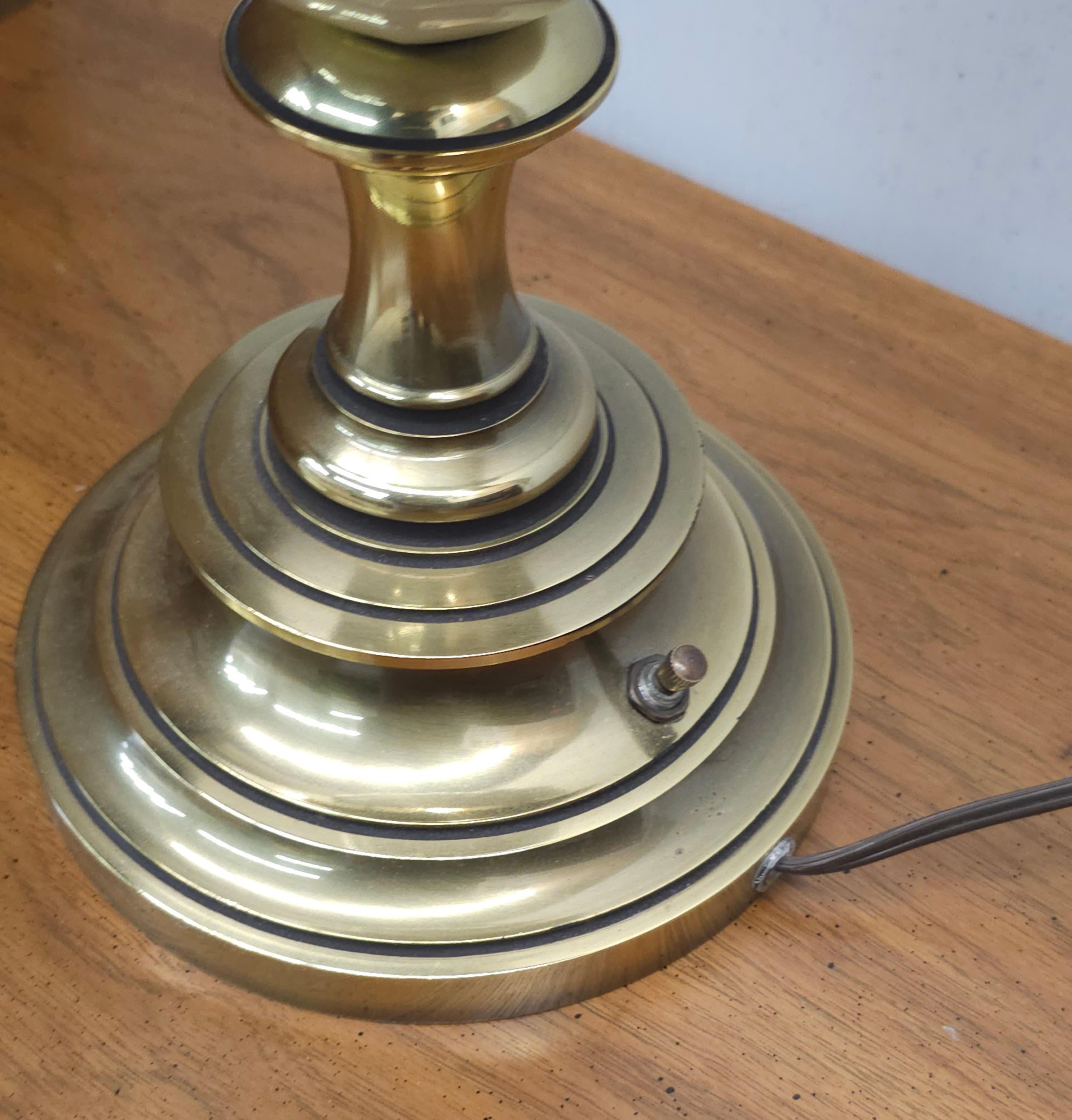 20ième siècle Lampe de bureau Stiffel mi-siècle en laiton massif poli et colonne en porcelaine en vente