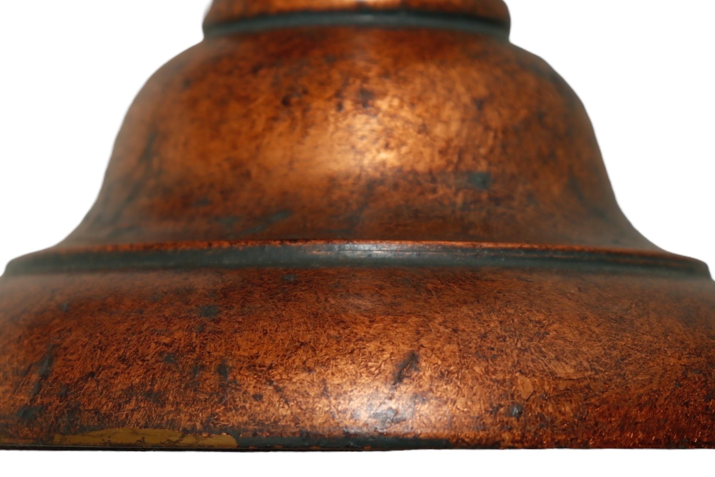 Ottone Lampade da tavolo neoclassiche Stiffel in tonalità rame, una coppia in vendita