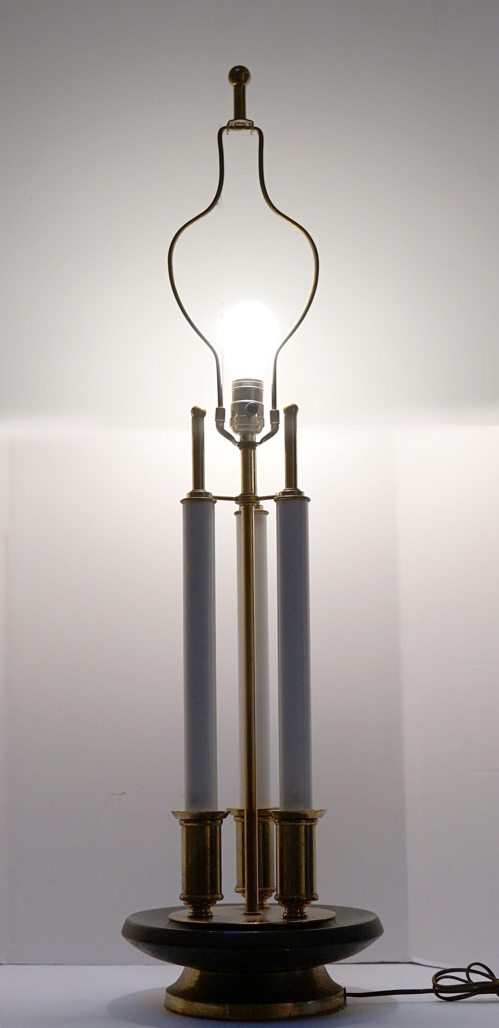 Mid-Century Modern Lampe à trois bougies Stiffel Parzinger en bois et laiton du milieu du siècle avec abat-jour sur mesure en vente