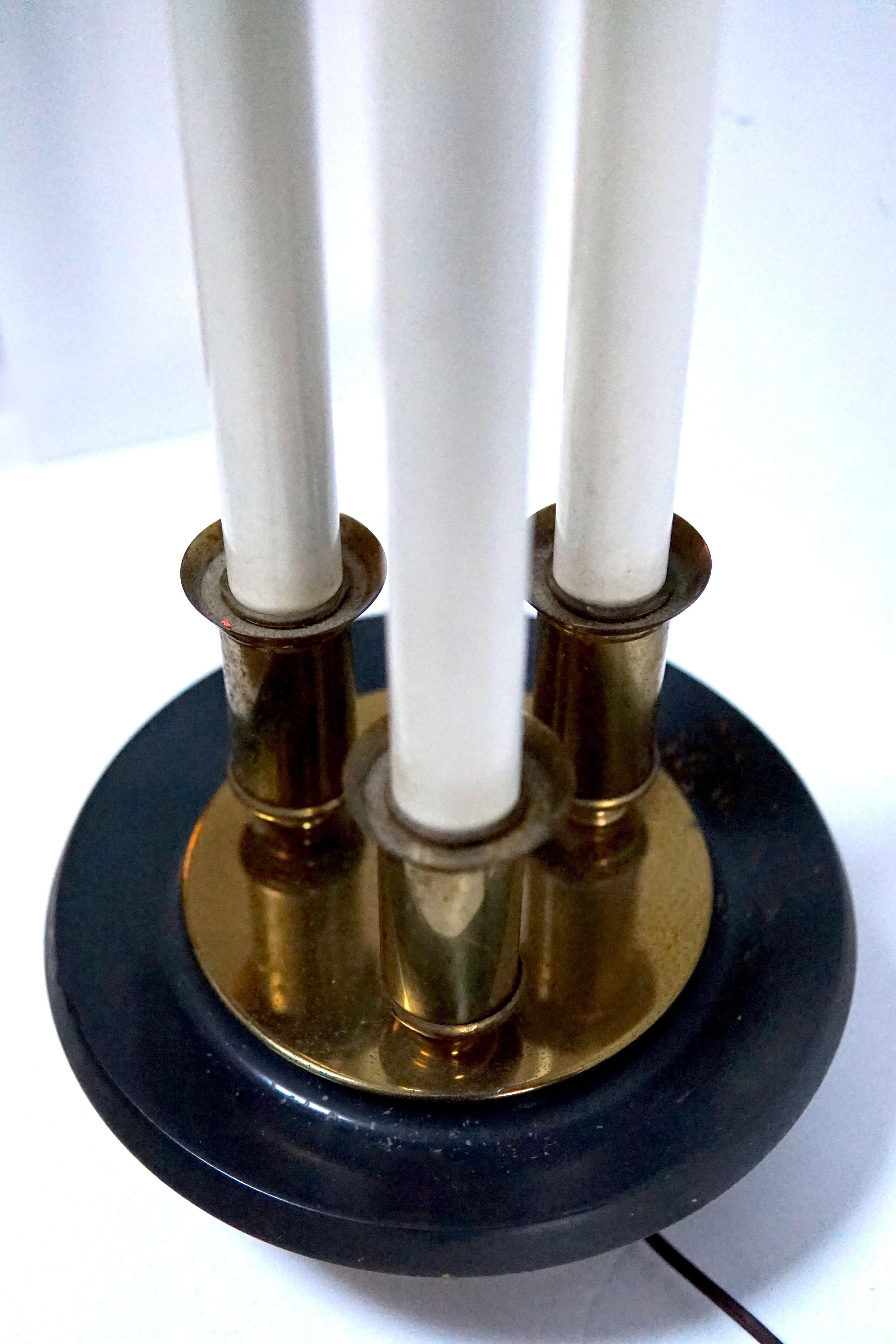 Moulage Lampe à trois bougies Stiffel Parzinger en bois et laiton du milieu du siècle avec abat-jour sur mesure en vente
