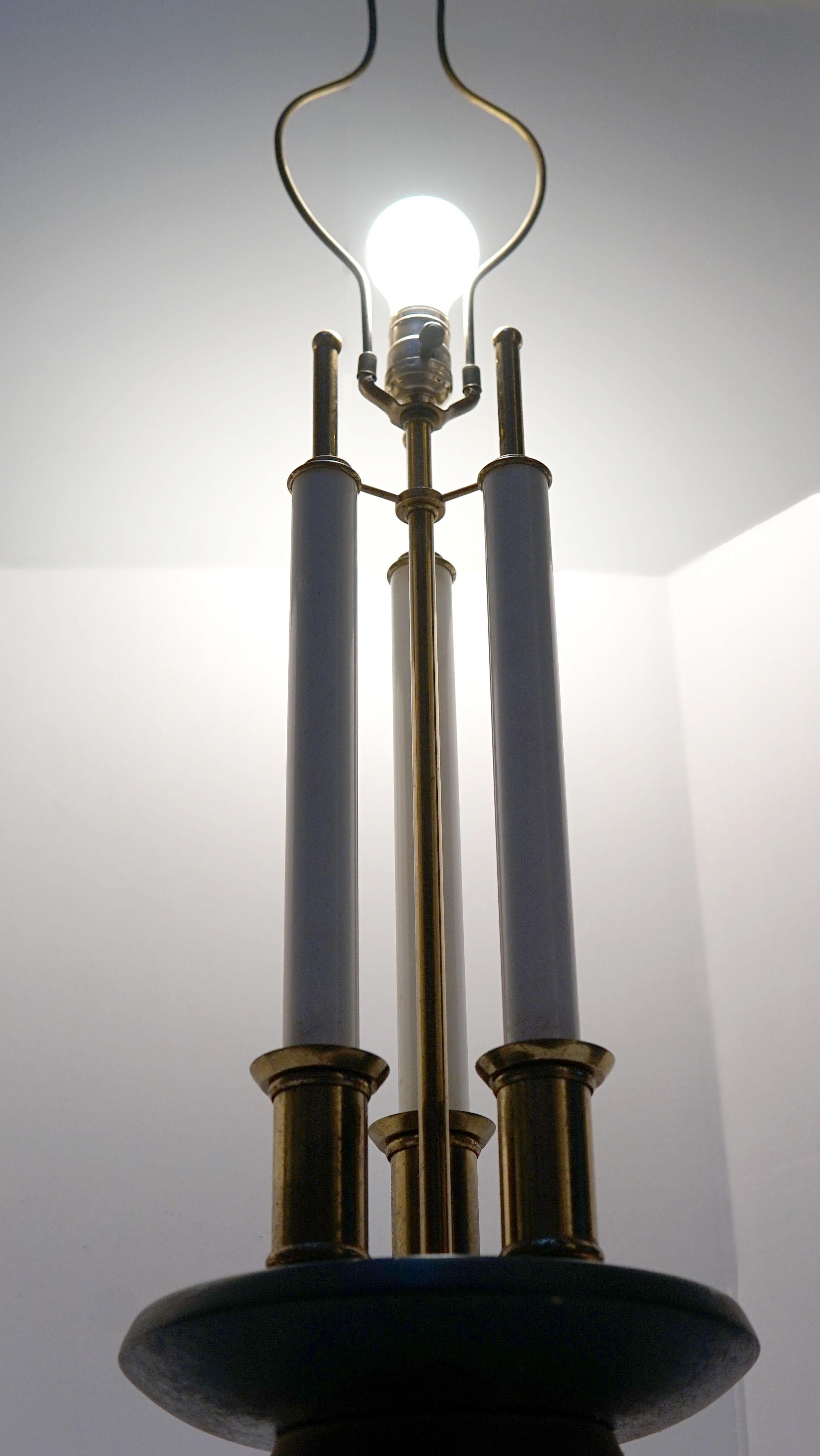Lampe à trois bougies Stiffel Parzinger en bois et laiton du milieu du siècle avec abat-jour sur mesure en vente 1