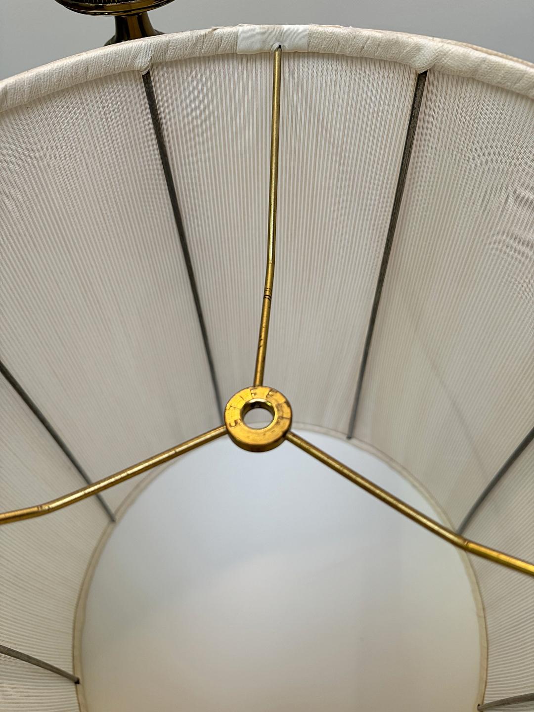 Lampade da tavolo in ottone massiccio patinato Stiffel con paralumi originali, anni '50, USA in vendita 2