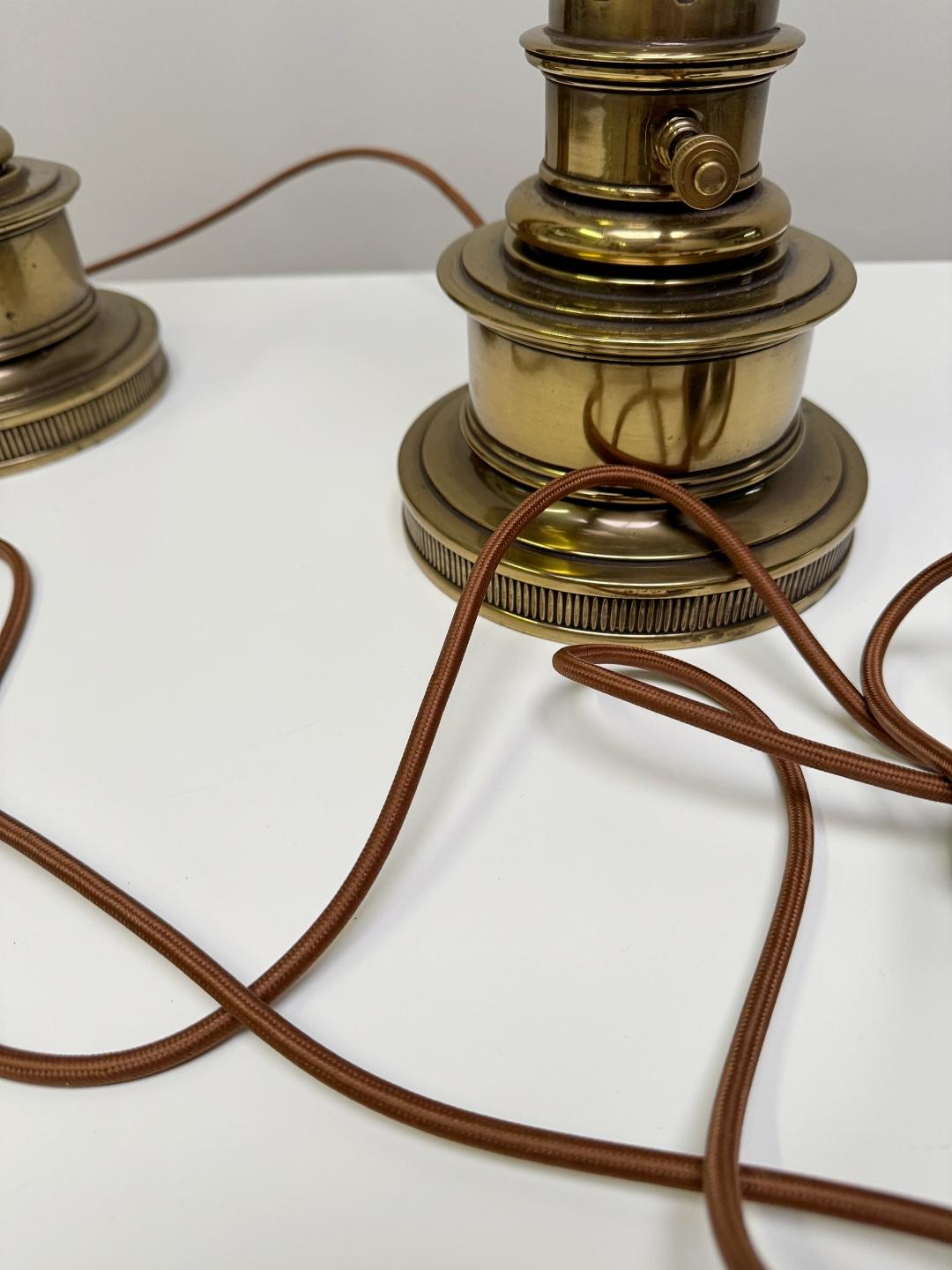 Lampade da tavolo in ottone massiccio patinato Stiffel con paralumi originali, anni '50, USA in vendita 3