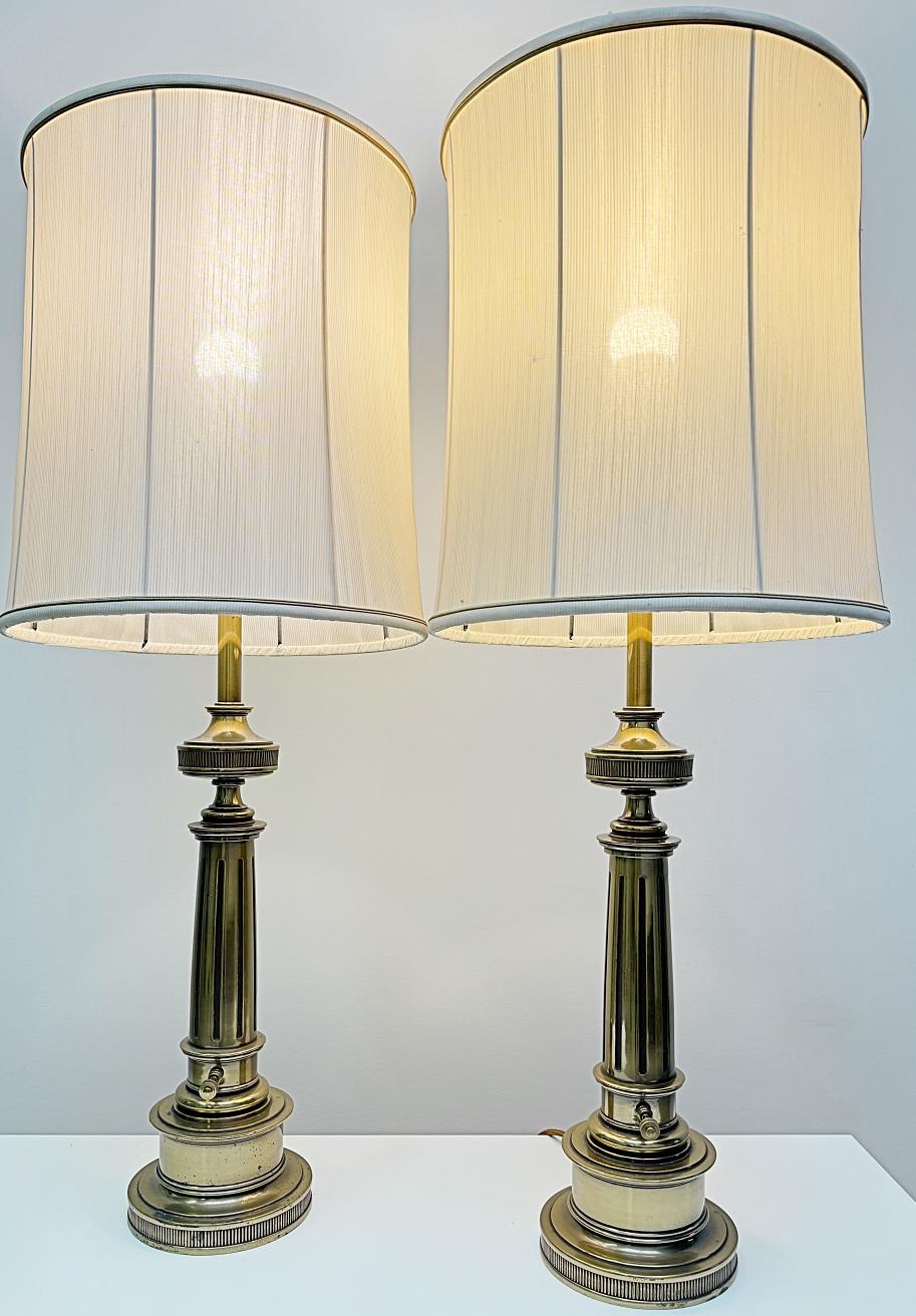 Hollywood Regency Lampade da tavolo in ottone massiccio patinato Stiffel con paralumi originali, anni '50, USA in vendita