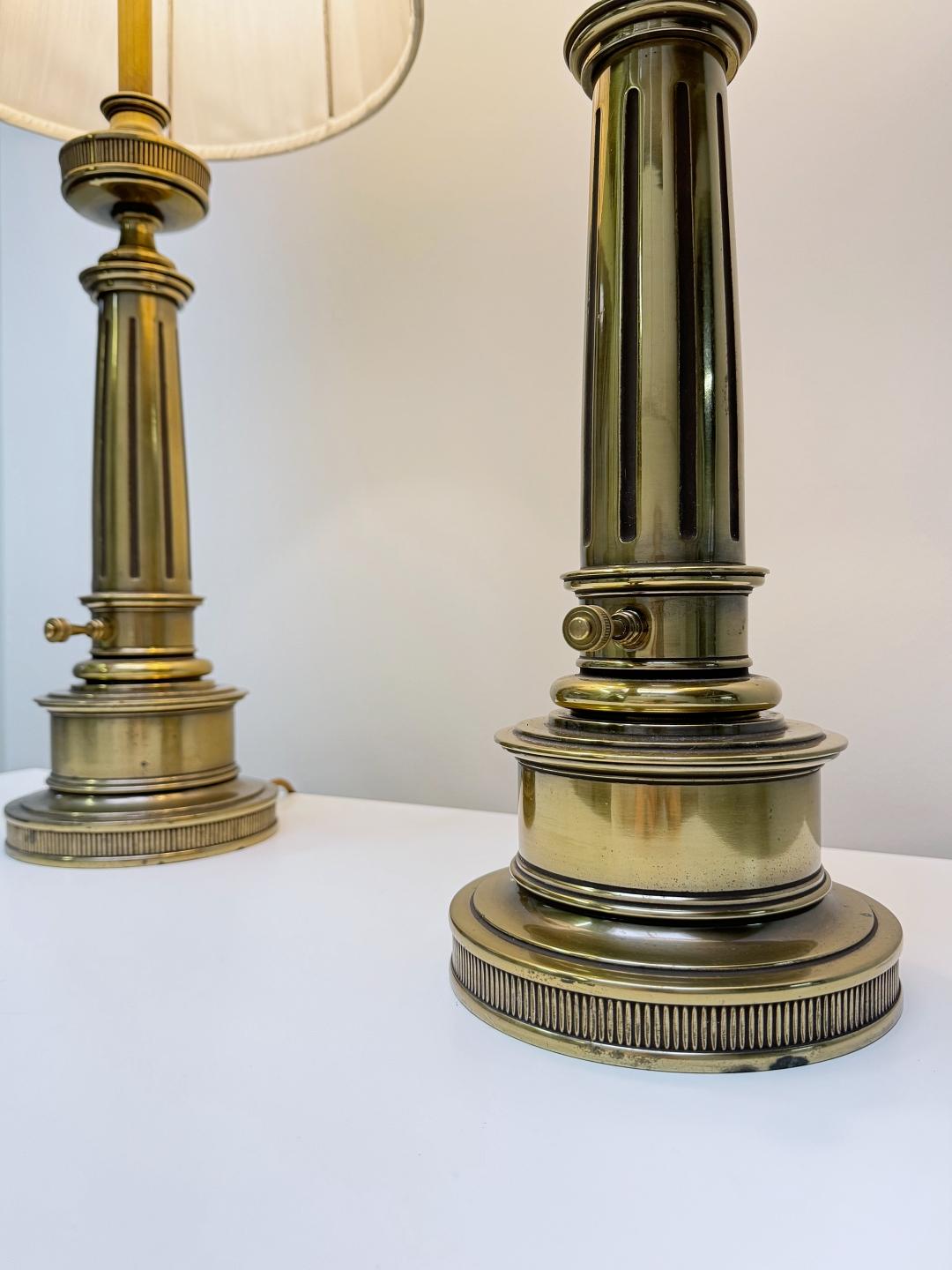 Americano Lampade da tavolo in ottone massiccio patinato Stiffel con paralumi originali, anni '50, USA in vendita