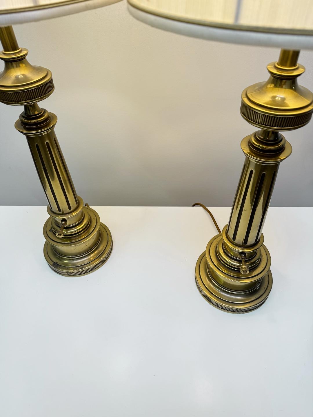 Oggetti in metallo Lampade da tavolo in ottone massiccio patinato Stiffel con paralumi originali, anni '50, USA in vendita