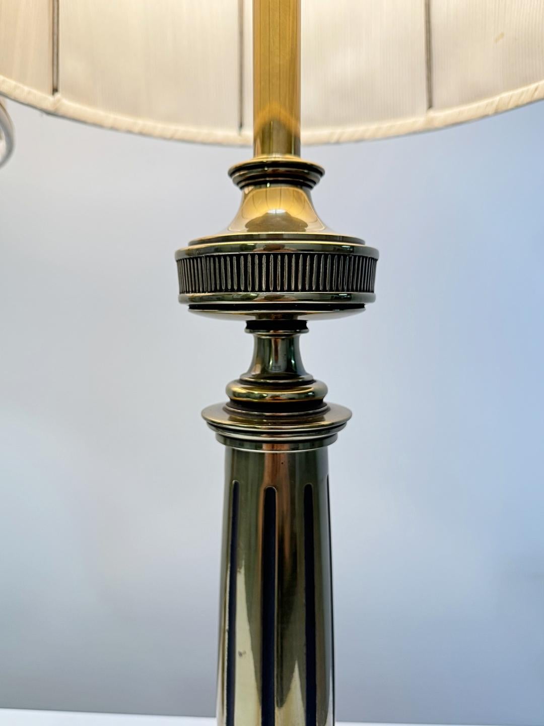 Lampade da tavolo in ottone massiccio patinato Stiffel con paralumi originali, anni '50, USA In condizioni buone in vendita a Biebergemund, Hessen