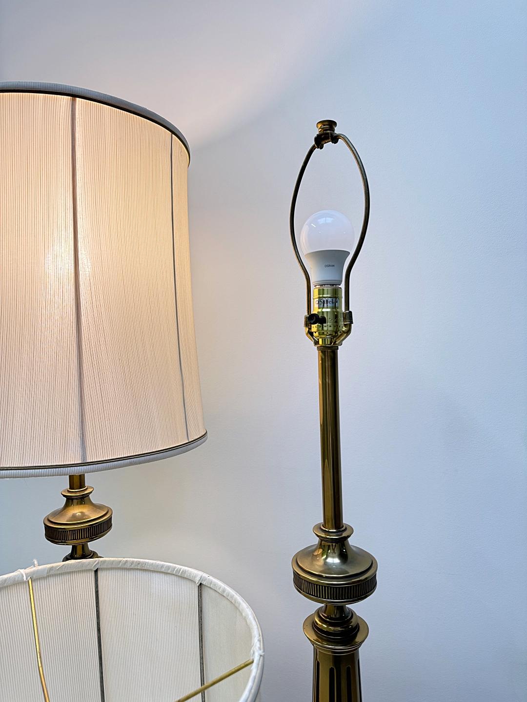 XX secolo Lampade da tavolo in ottone massiccio patinato Stiffel con paralumi originali, anni '50, USA in vendita