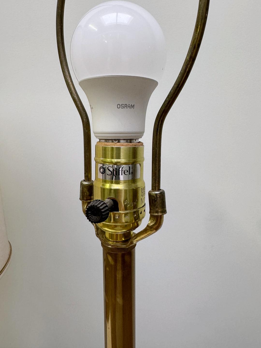 Ottone Lampade da tavolo in ottone massiccio patinato Stiffel con paralumi originali, anni '50, USA in vendita