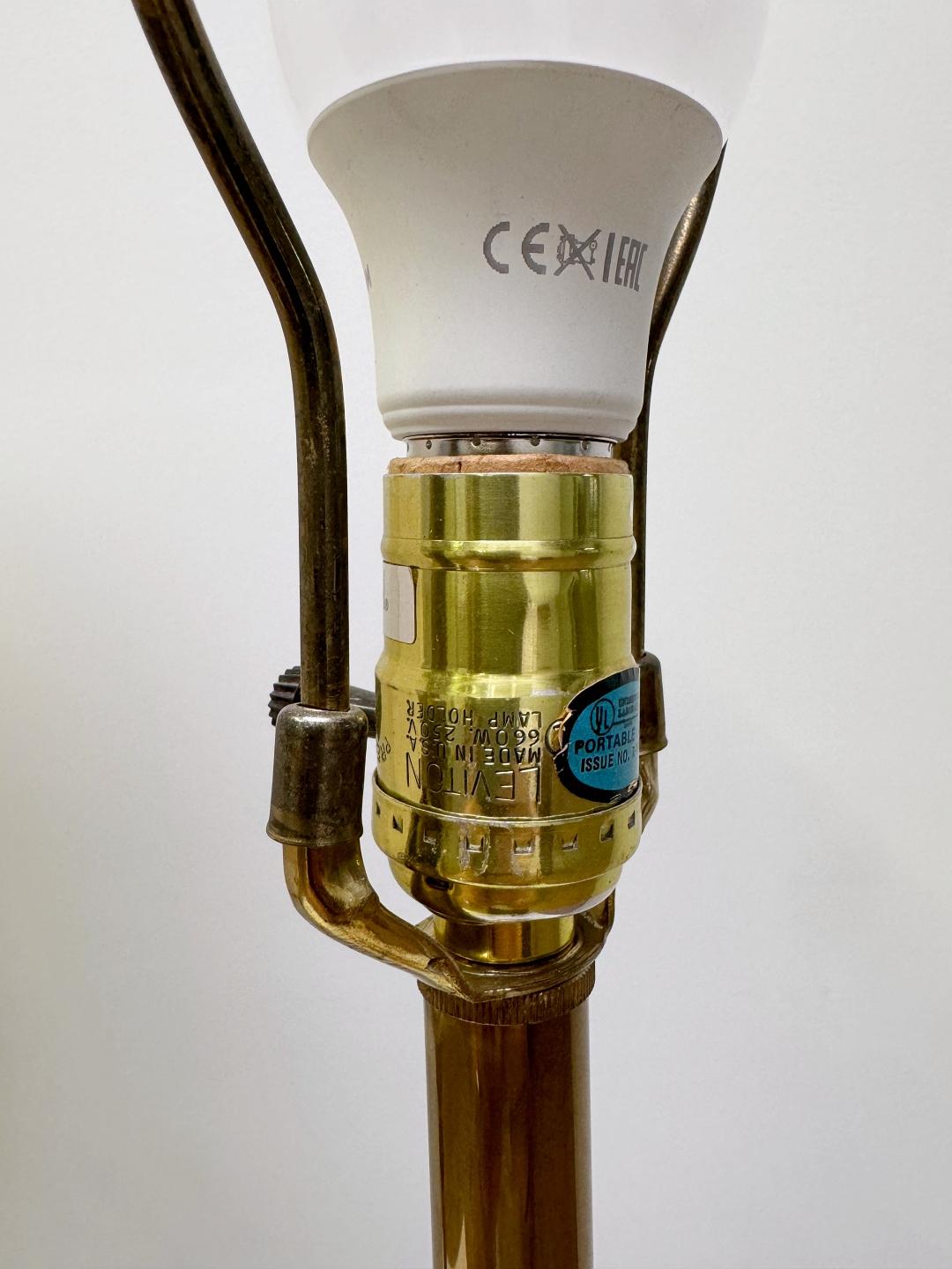 Lampade da tavolo in ottone massiccio patinato Stiffel con paralumi originali, anni '50, USA in vendita 1