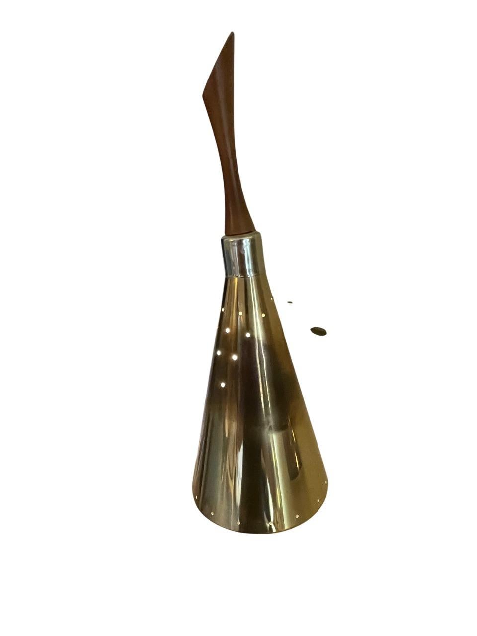Mid-Century moderno Lampada a stelo in ottone di Stiffel del metà del secolo con bracci a spirale e paralumi a cono in vendita