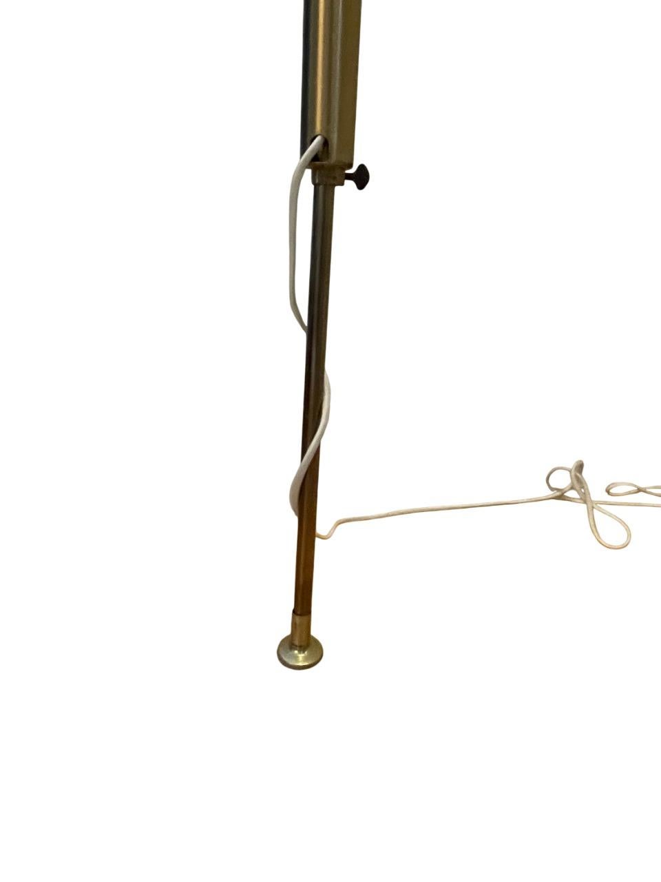 Lampada a stelo in ottone di Stiffel del metà del secolo con bracci a spirale e paralumi a cono In condizioni buone in vendita a Stockholm, SE