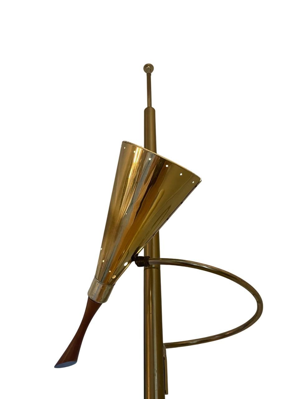 Metà XX secolo Lampada a stelo in ottone di Stiffel del metà del secolo con bracci a spirale e paralumi a cono in vendita