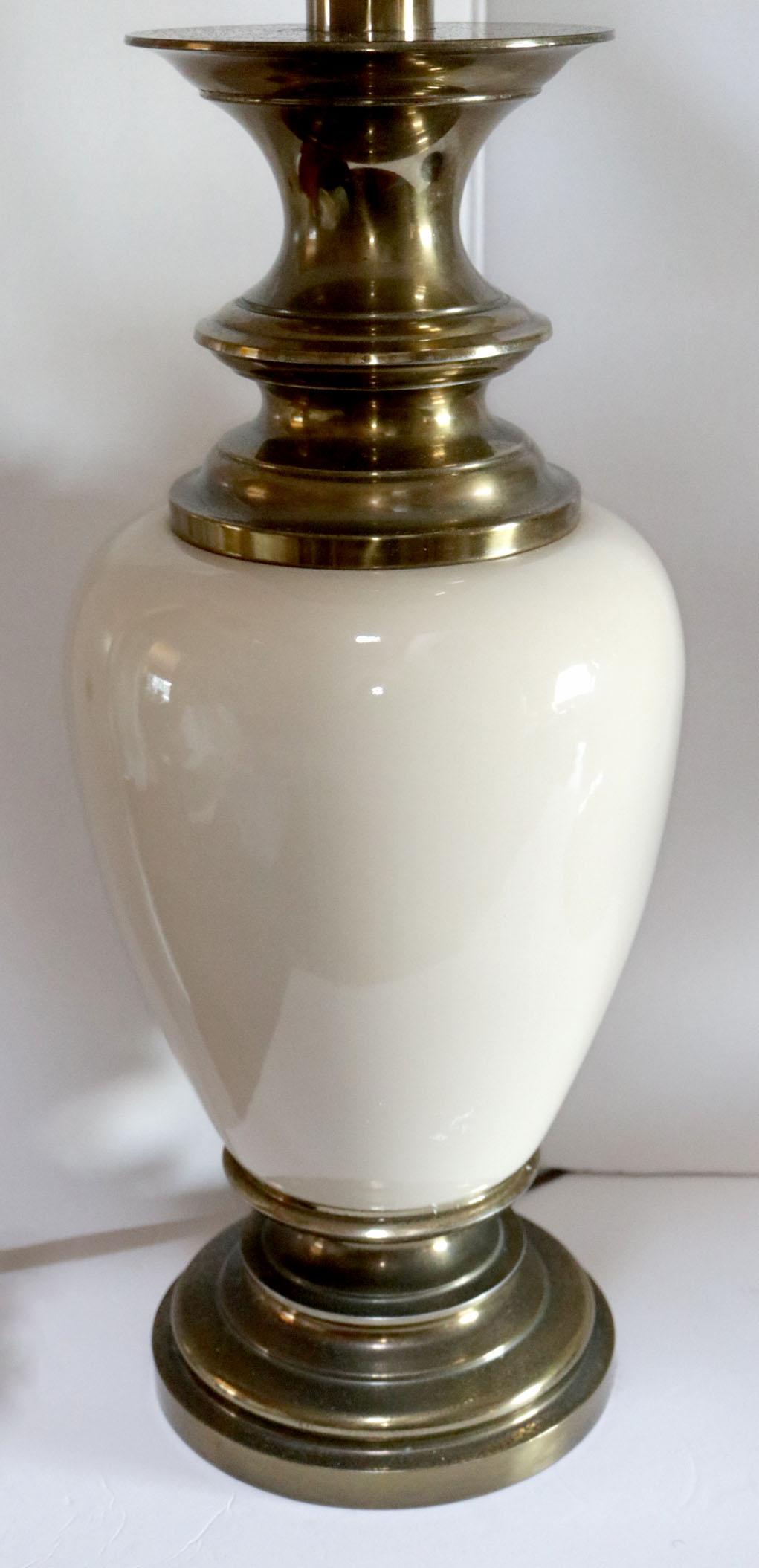 Stiffel Porcelain and Brass Mid Century Hollywood Regency Table Lamp  For Sale 1