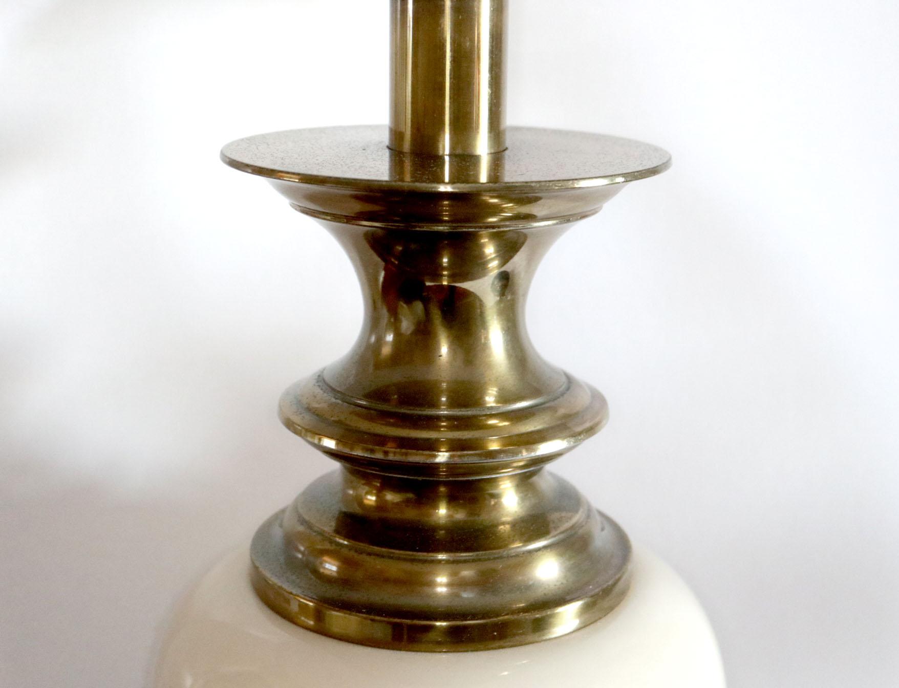 Stiffel Porzellan und Messing Mid Century Hollywood Regency Tischlampe  (amerikanisch) im Angebot