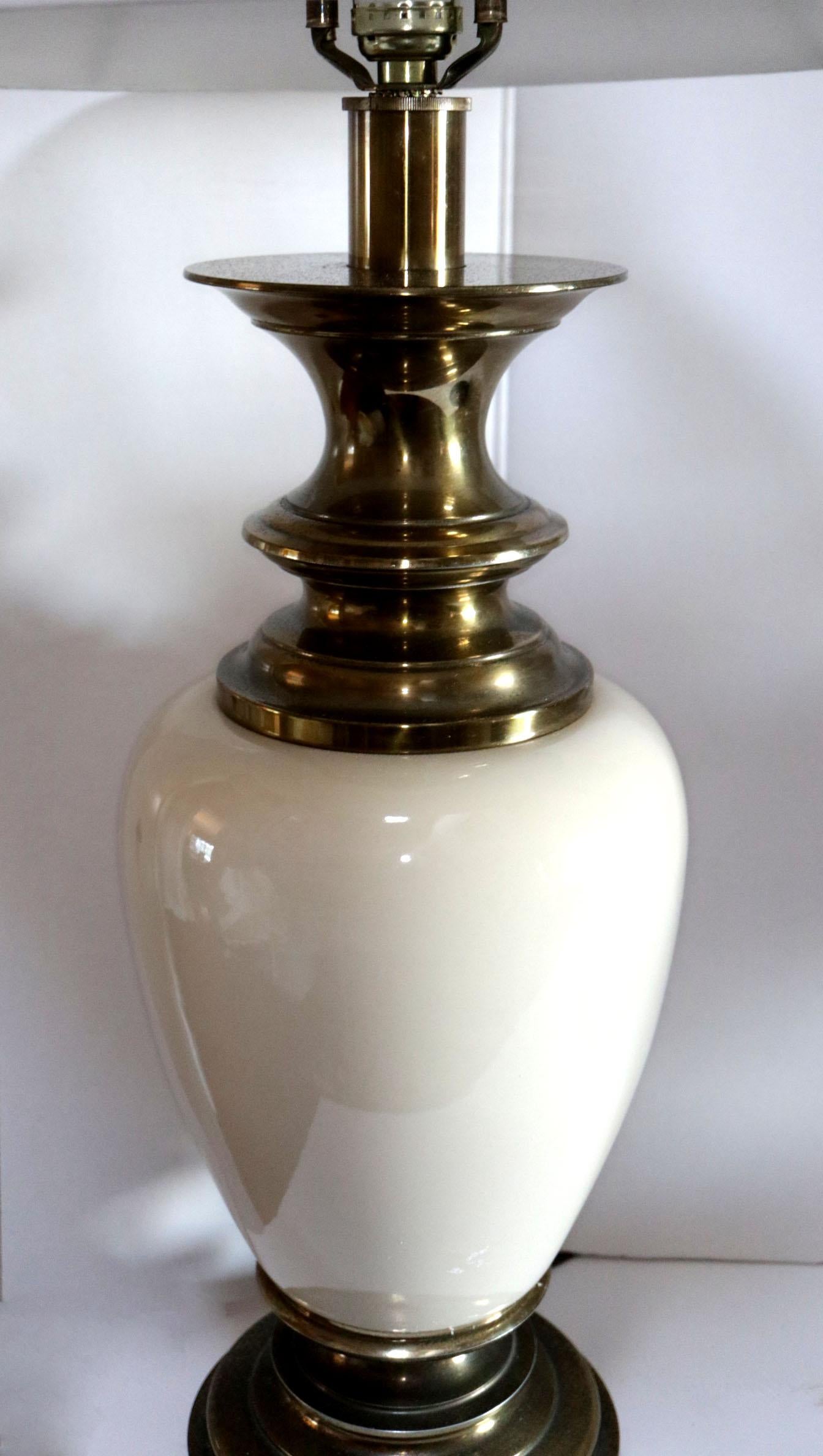 Stiffel Porzellan und Messing Mid Century Hollywood Regency Tischlampe  (Glasiert) im Angebot