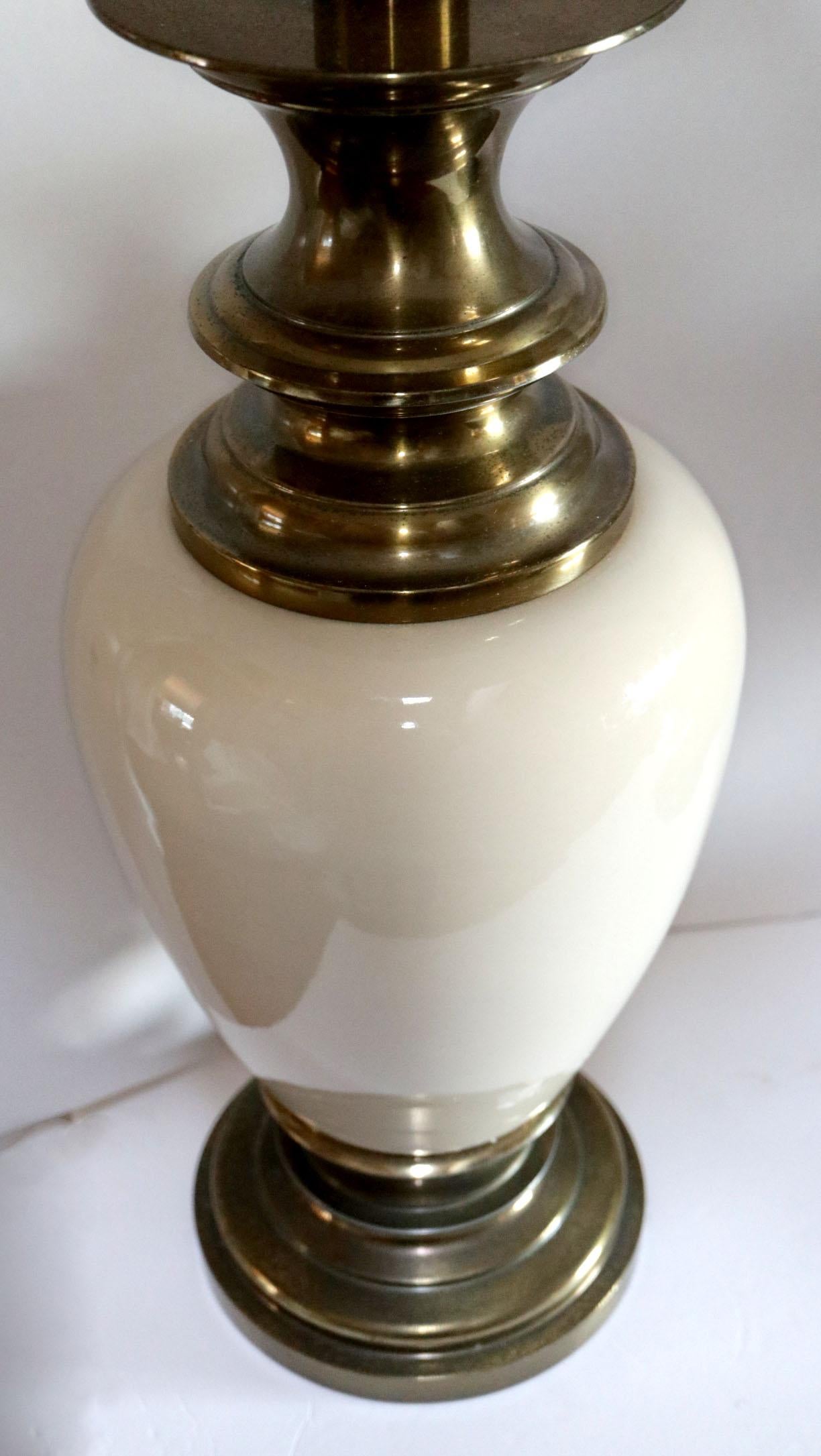 Stiffel Porcelain and Brass Mid Century Hollywood Regency Table Lamp  In Good Condition For Sale In Lomita, CA