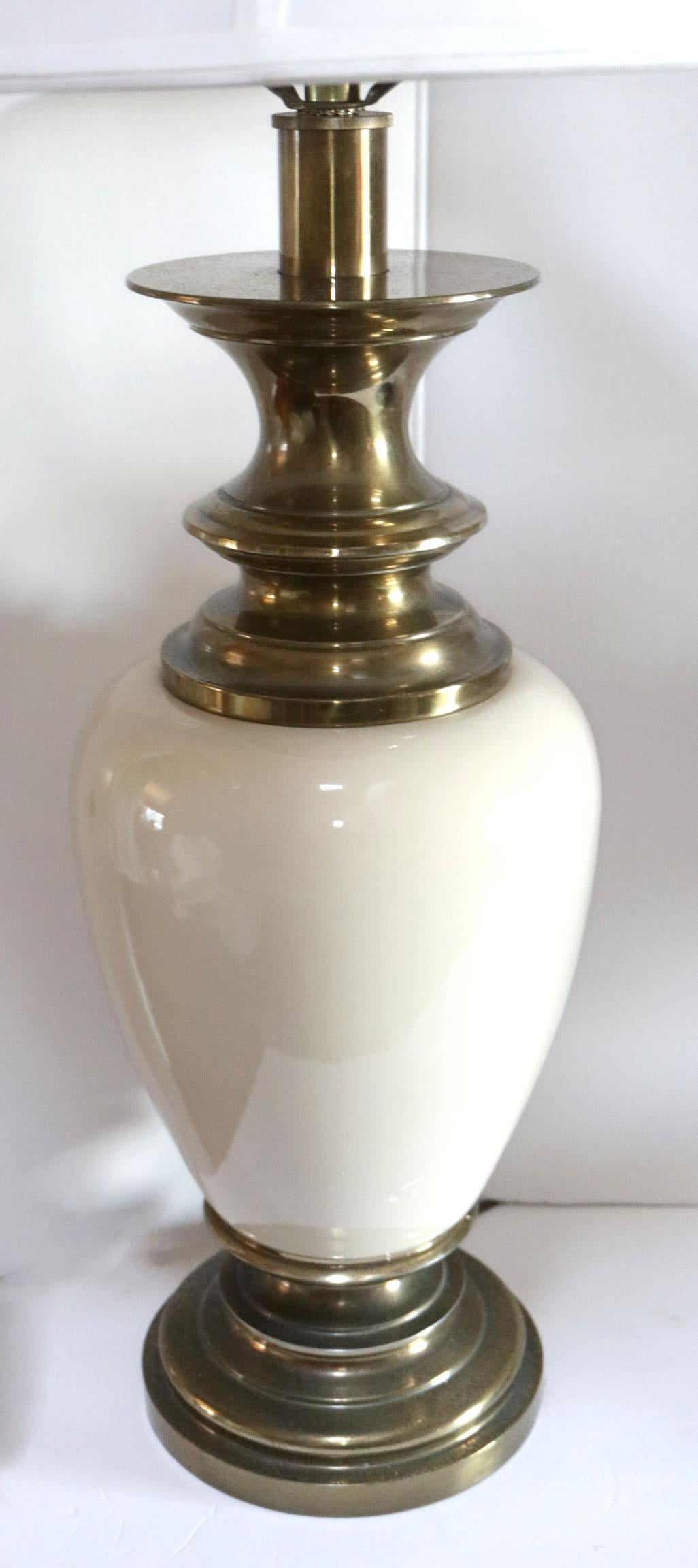 Stiffel Porzellan und Messing Mid Century Hollywood Regency Tischlampe  im Angebot 3