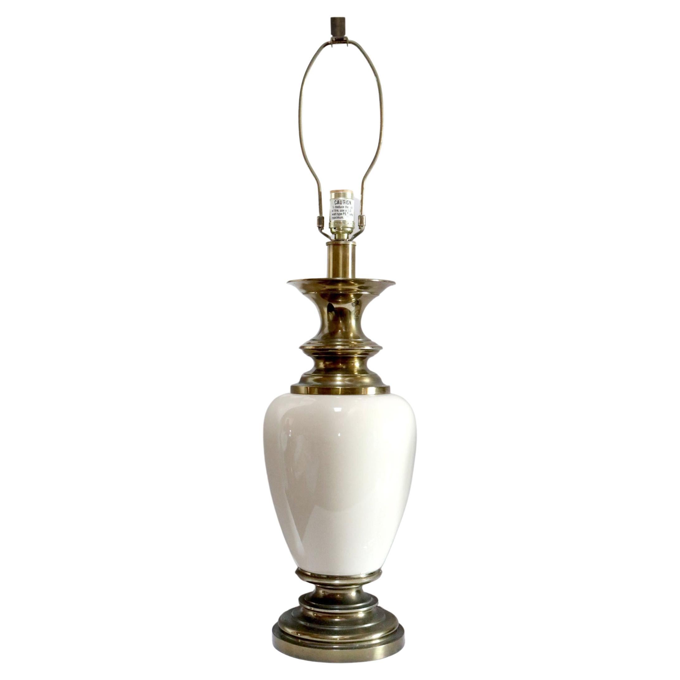 Lampe de bureau Stiffel en porcelaine et laiton style Hollywood Regency du milieu du siècle dernier 