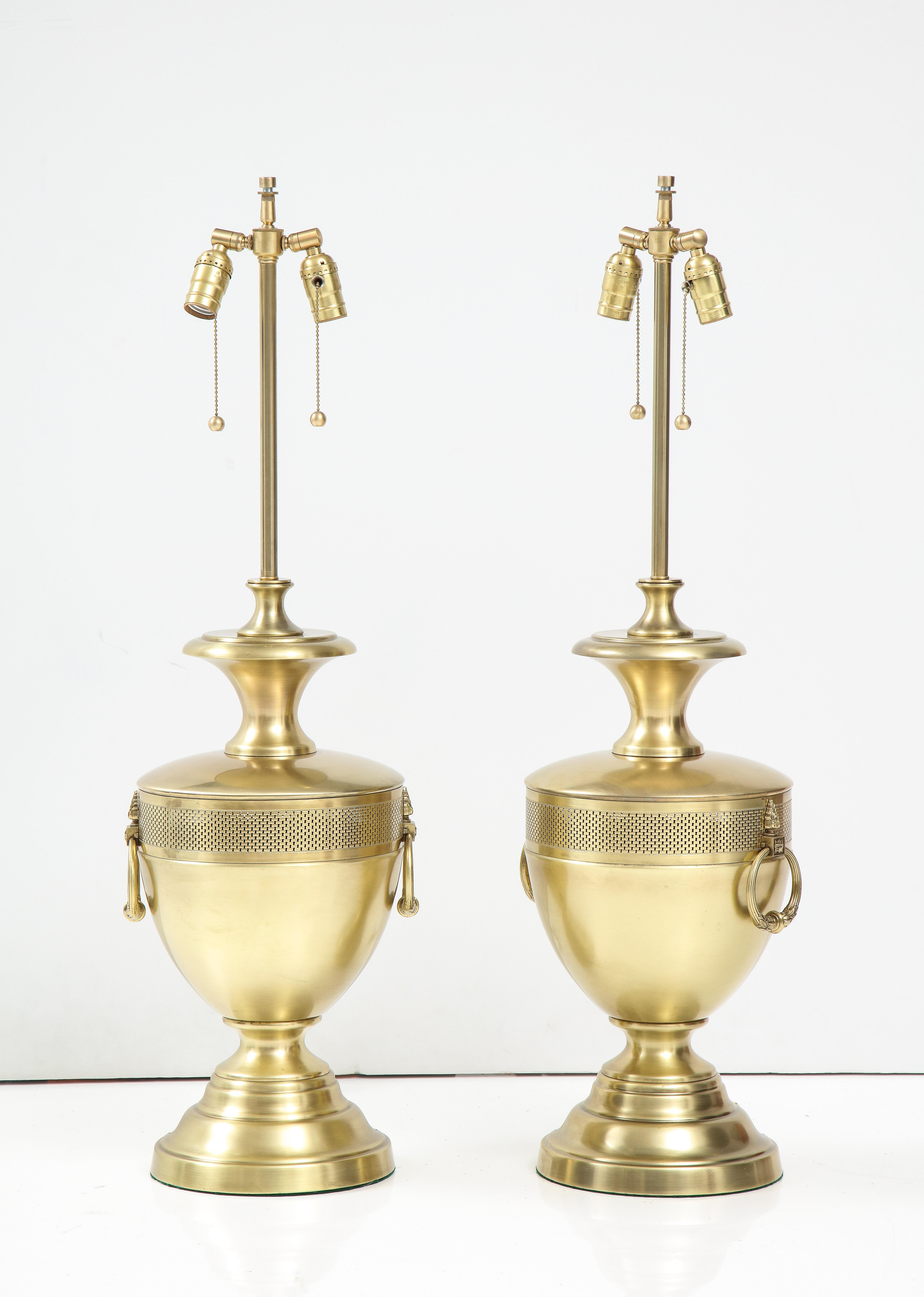 Paire de lampes à grande échelle en laiton satiné du milieu du siècle dernier par Stiffel. Les lampes ont été recâblées pour une utilisation aux États-Unis avec des douilles à double grappe. 75 W max chaque ampoule.