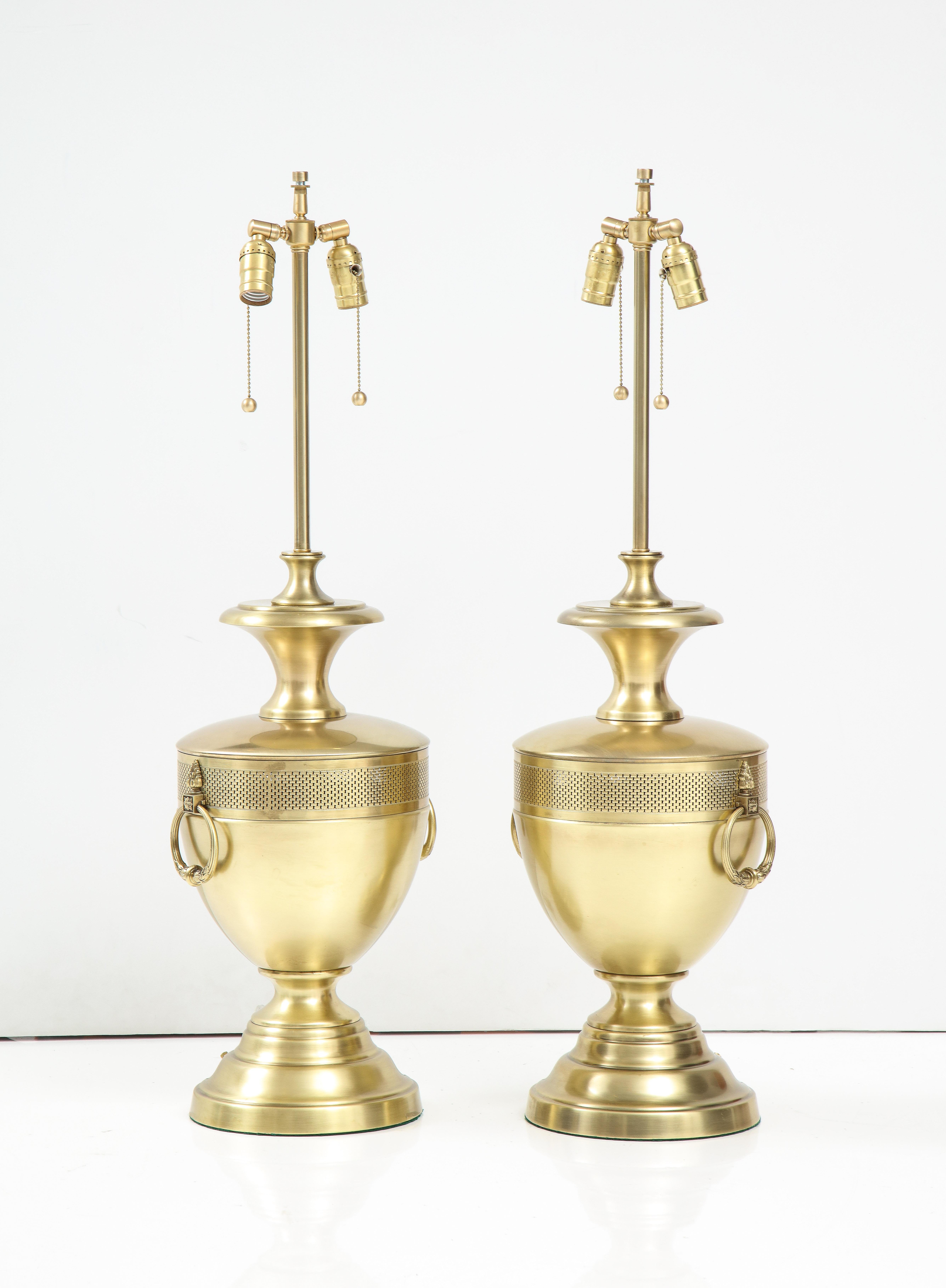 Lampes Stiffel en laiton satiné de style Hollywood Regency Excellent état - En vente à New York, NY