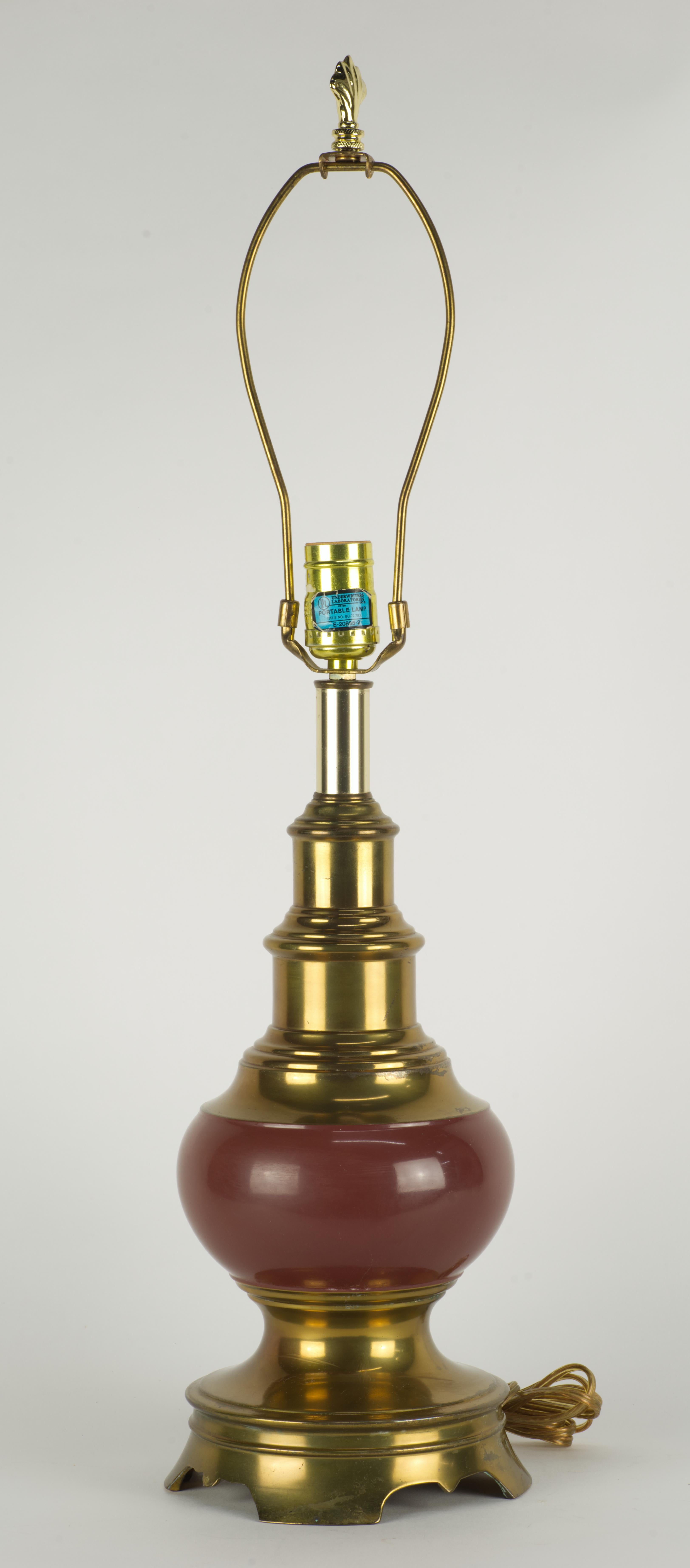  La lampe de table ou d'appoint Vintage Stiffel est composée d'une base angulaire en laiton et d'une colonne juxtaposée à un corps arrondi en céramique avec une glaçure complexe de couleur brun fumé. La palette de couleurs réservées complète la