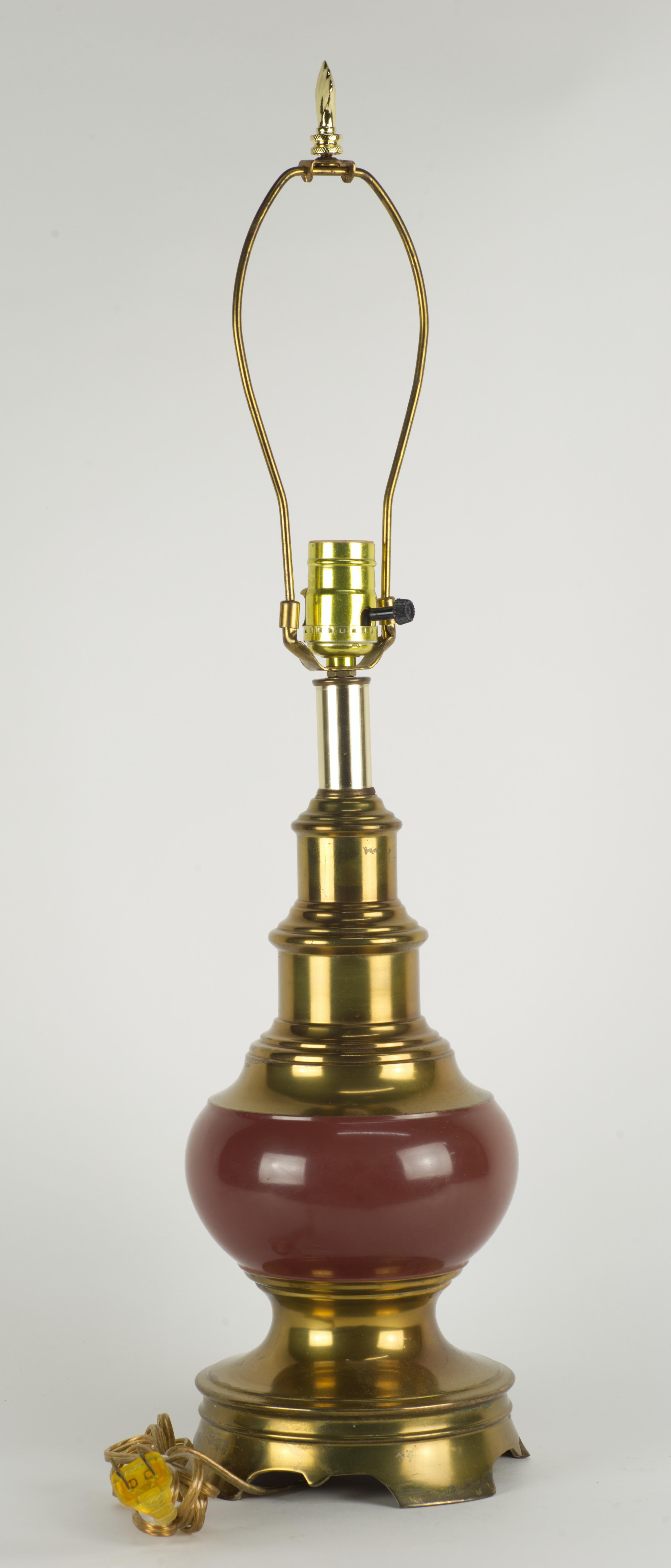 Américain Lampe de table sculpturale Stiffel, céramique et laiton, mi-siècle moderne en vente