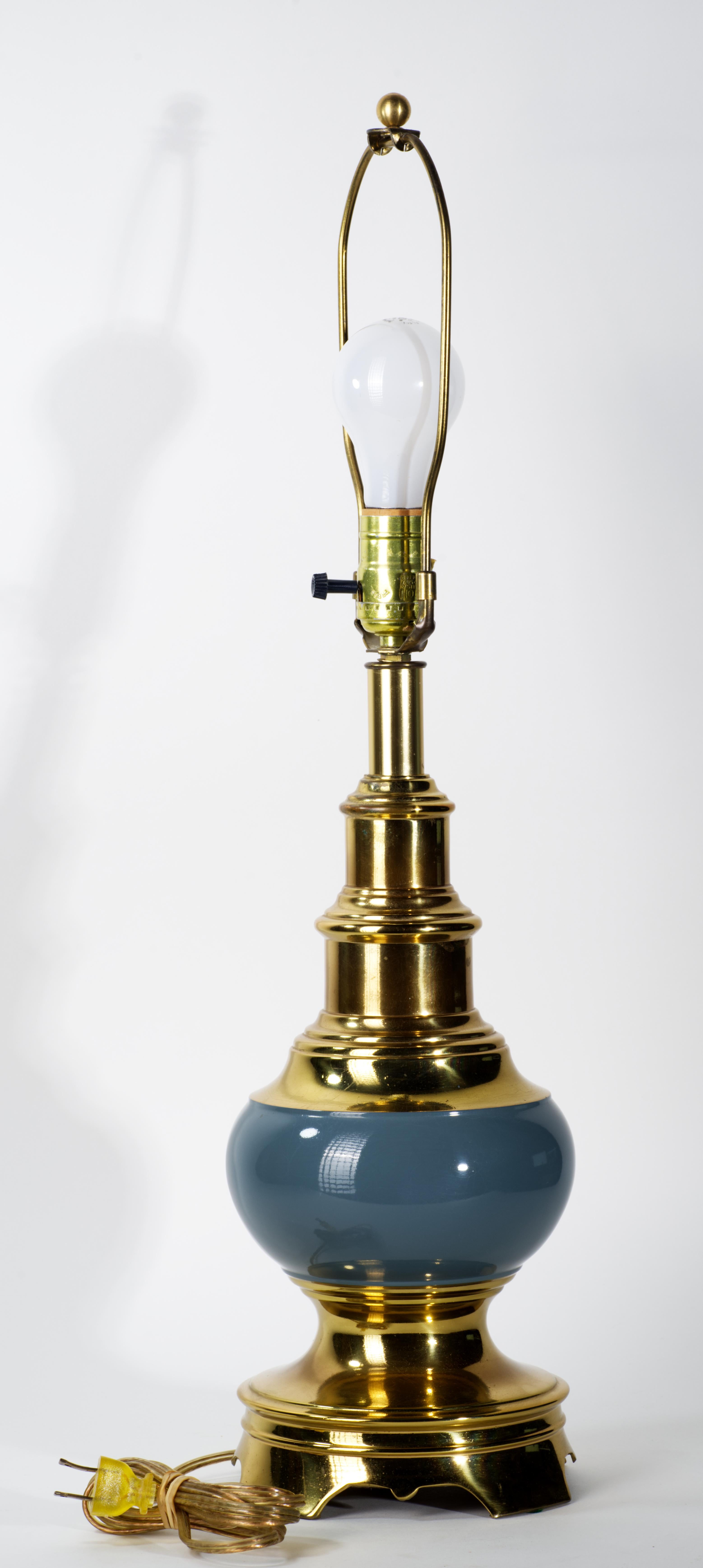 Américain Lampe de table sculpturale Stiffel, céramique et laiton, mi-siècle moderne en vente