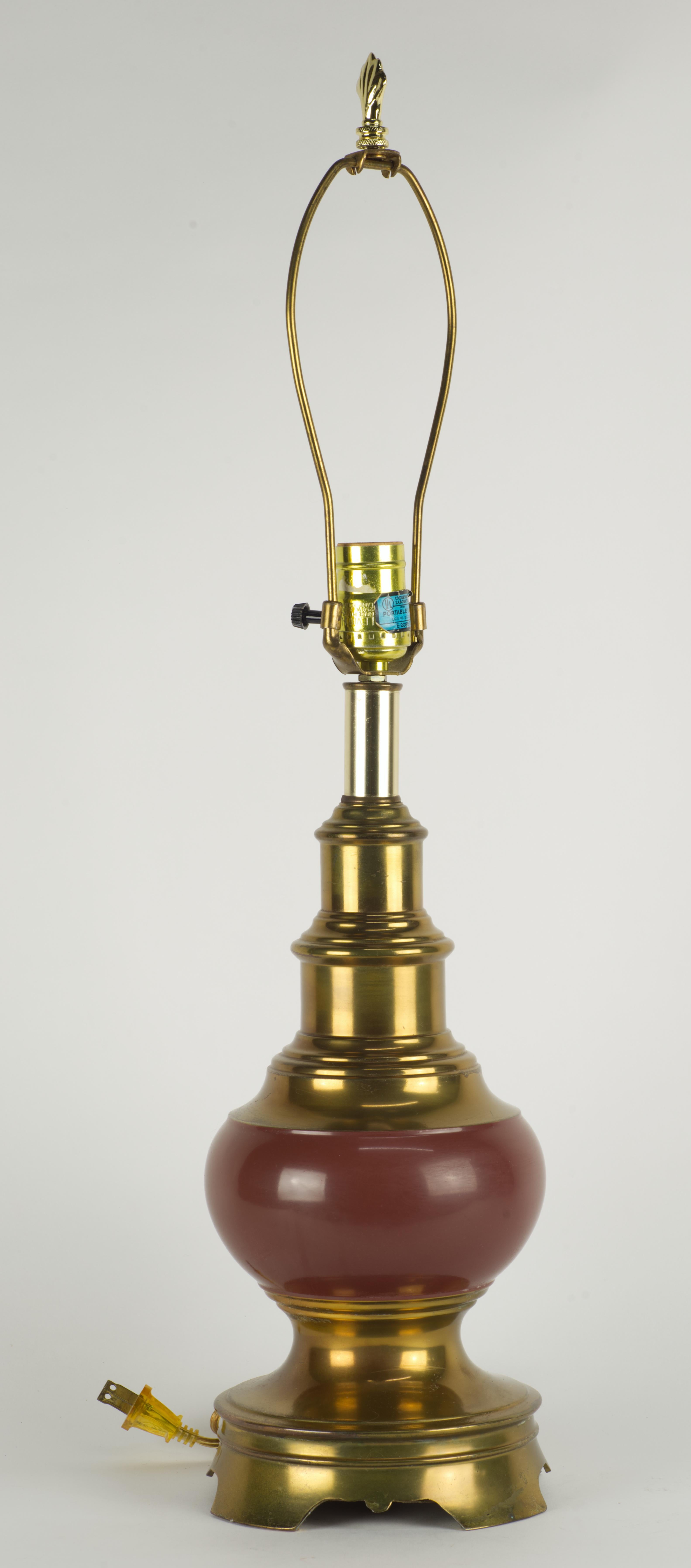 Vernissé Lampe de table sculpturale Stiffel, céramique et laiton, mi-siècle moderne en vente