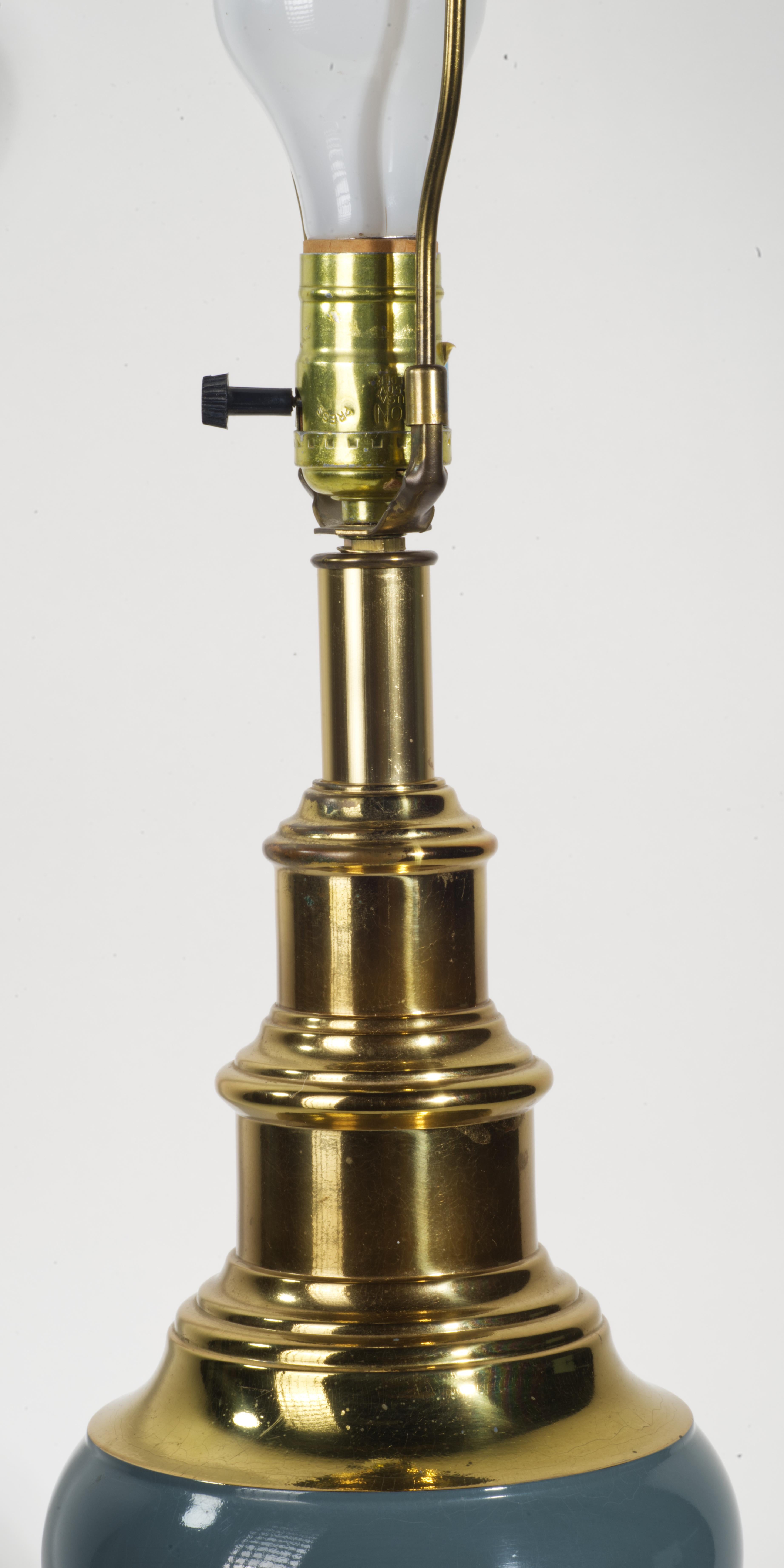 Vernissé Lampe de table sculpturale Stiffel, céramique et laiton, mi-siècle moderne en vente