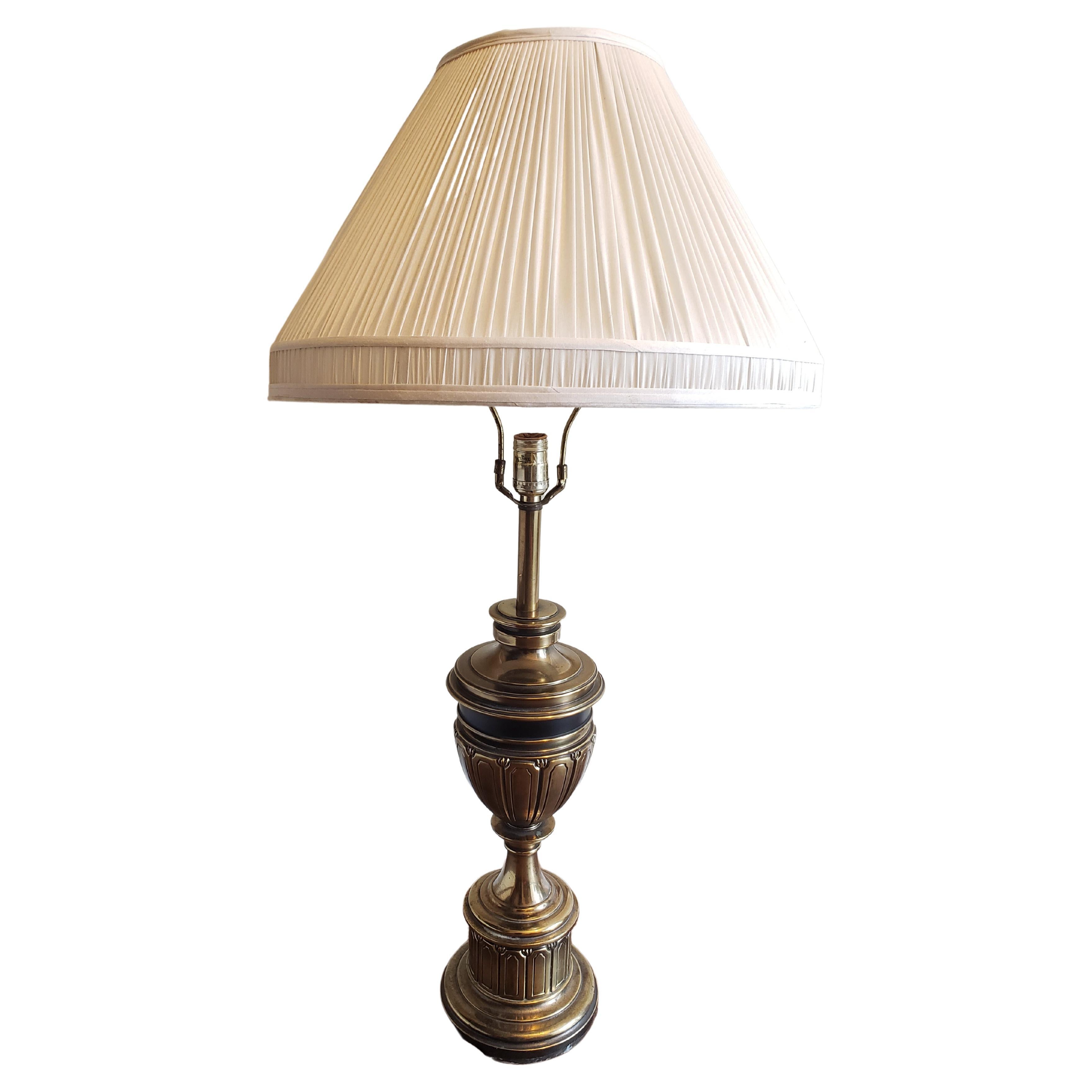 Mid-Century Modern Lampe de table trophée en laiton massif Stiffel, vers les années 1960 en vente