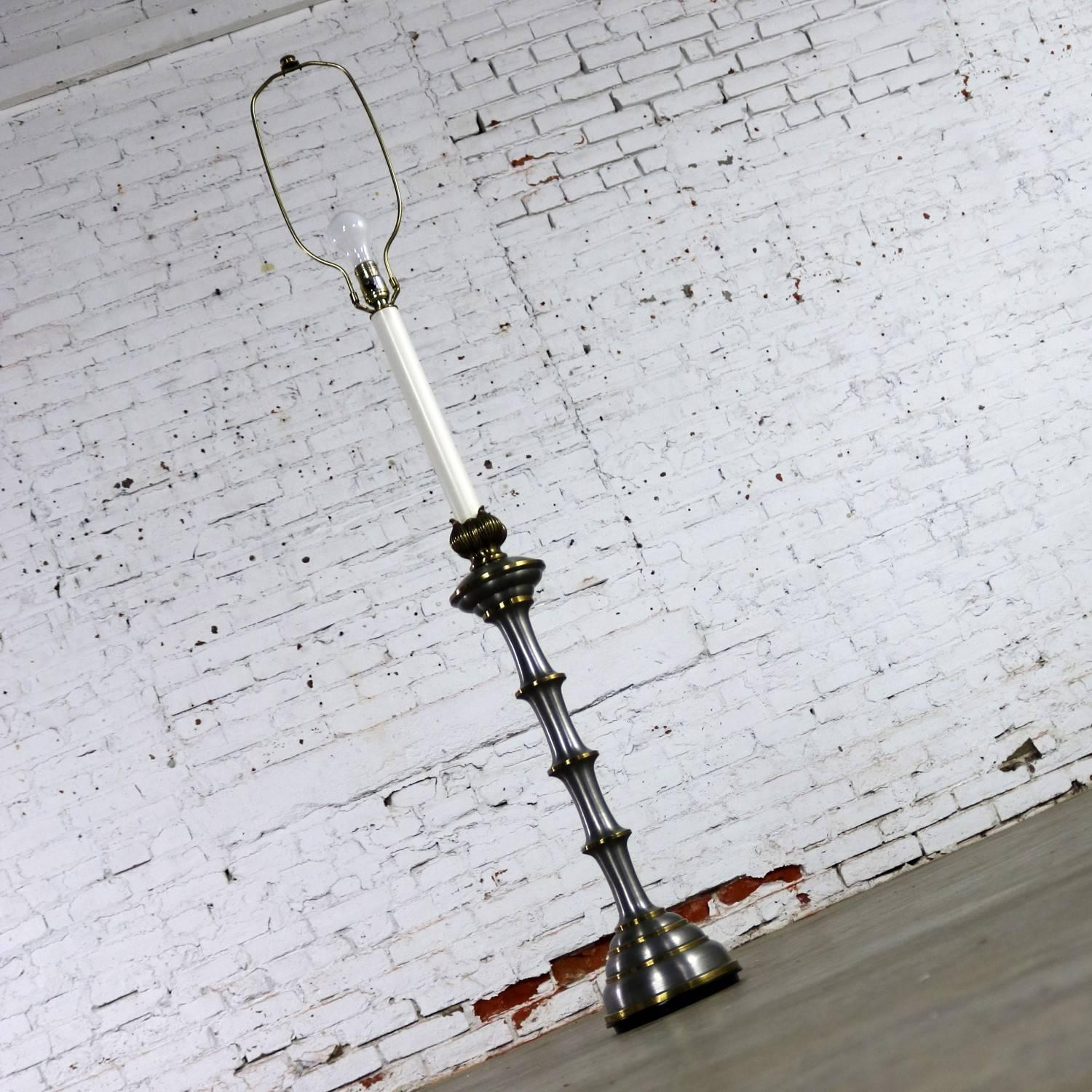 Stiffel Große Tischlampe oder niedrige Stehlampe aus Messing und gebürstetem Edelstahl, Mitte des Jahrhunderts im Angebot 4