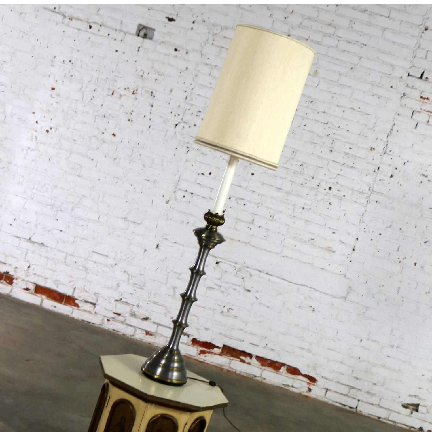 Stiffel Große Tischlampe oder niedrige Stehlampe aus Messing und gebürstetem Edelstahl, Mitte des Jahrhunderts (Hollywood Regency) im Angebot