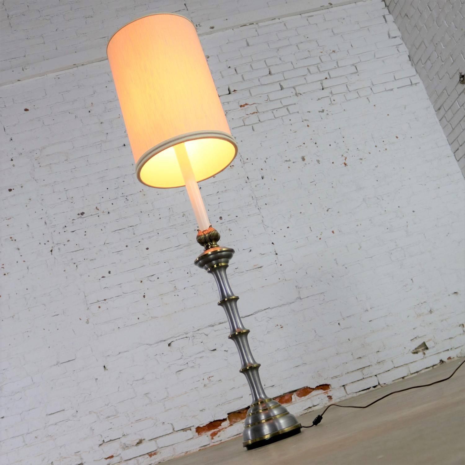 Stiffel Große Tischlampe oder niedrige Stehlampe aus Messing und gebürstetem Edelstahl, Mitte des Jahrhunderts (20. Jahrhundert) im Angebot