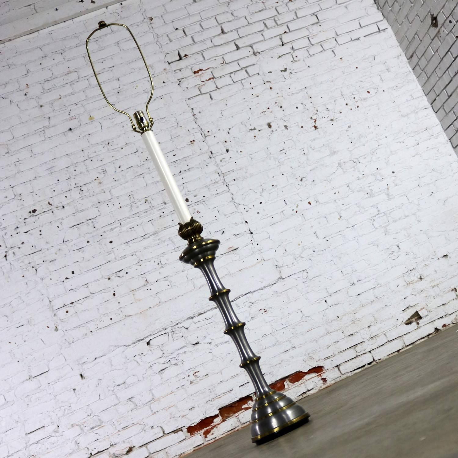 Stiffel Große Tischlampe oder niedrige Stehlampe aus Messing und gebürstetem Edelstahl, Mitte des Jahrhunderts im Angebot 2