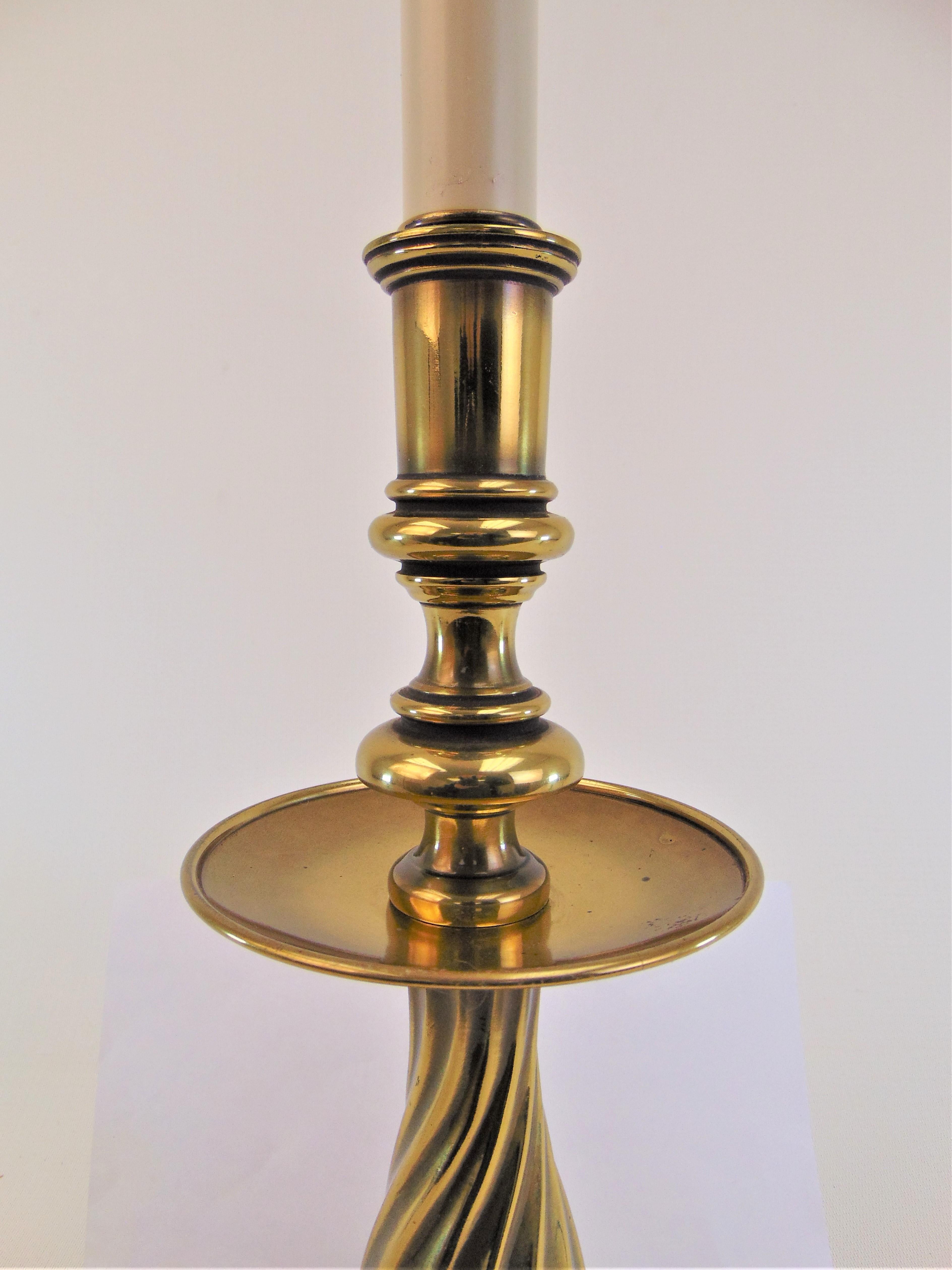 Late 20th Century Stiffel Traditional Style Brass Candlestick Table Lamp For Sale