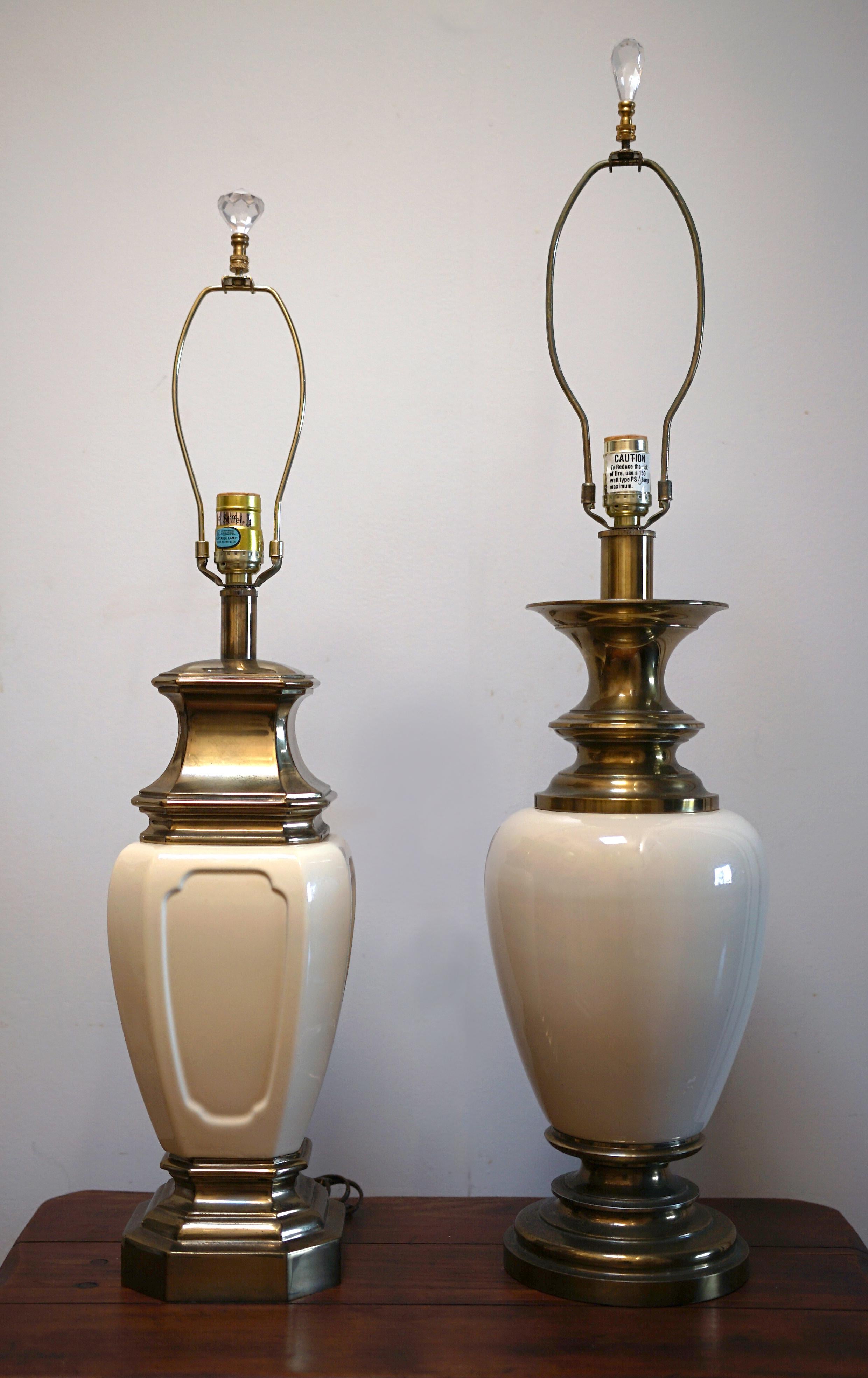 Mid-Century Modern Stiffel Vintage Assembled Set of Egg Shell Ceramic and Brass Table Lamps (Lampe de table en céramique et laiton) en vente