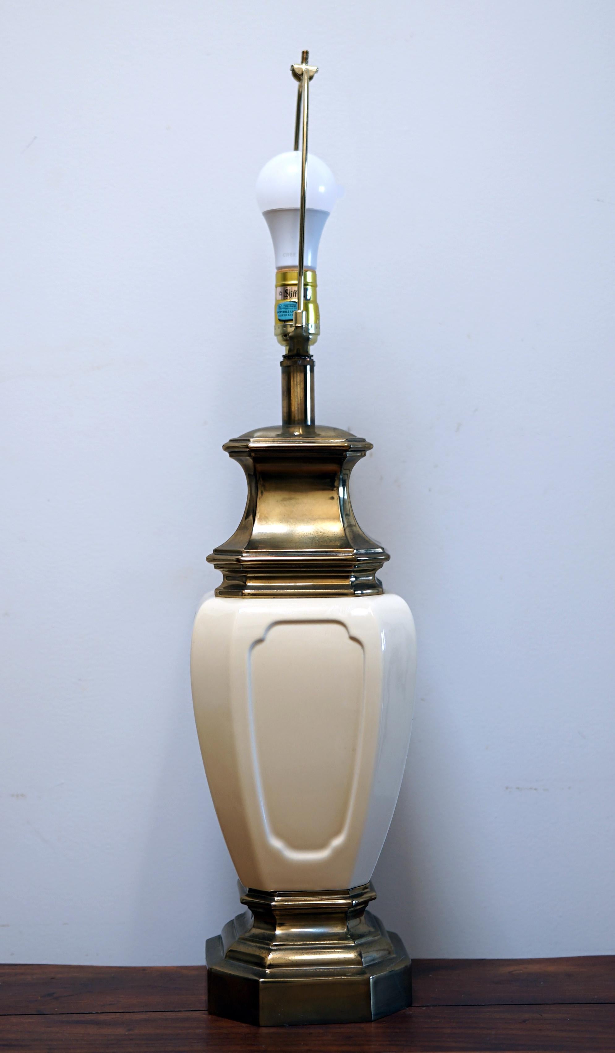 Américain Stiffel Vintage Assembled Set of Egg Shell Ceramic and Brass Table Lamps (Lampe de table en céramique et laiton) en vente