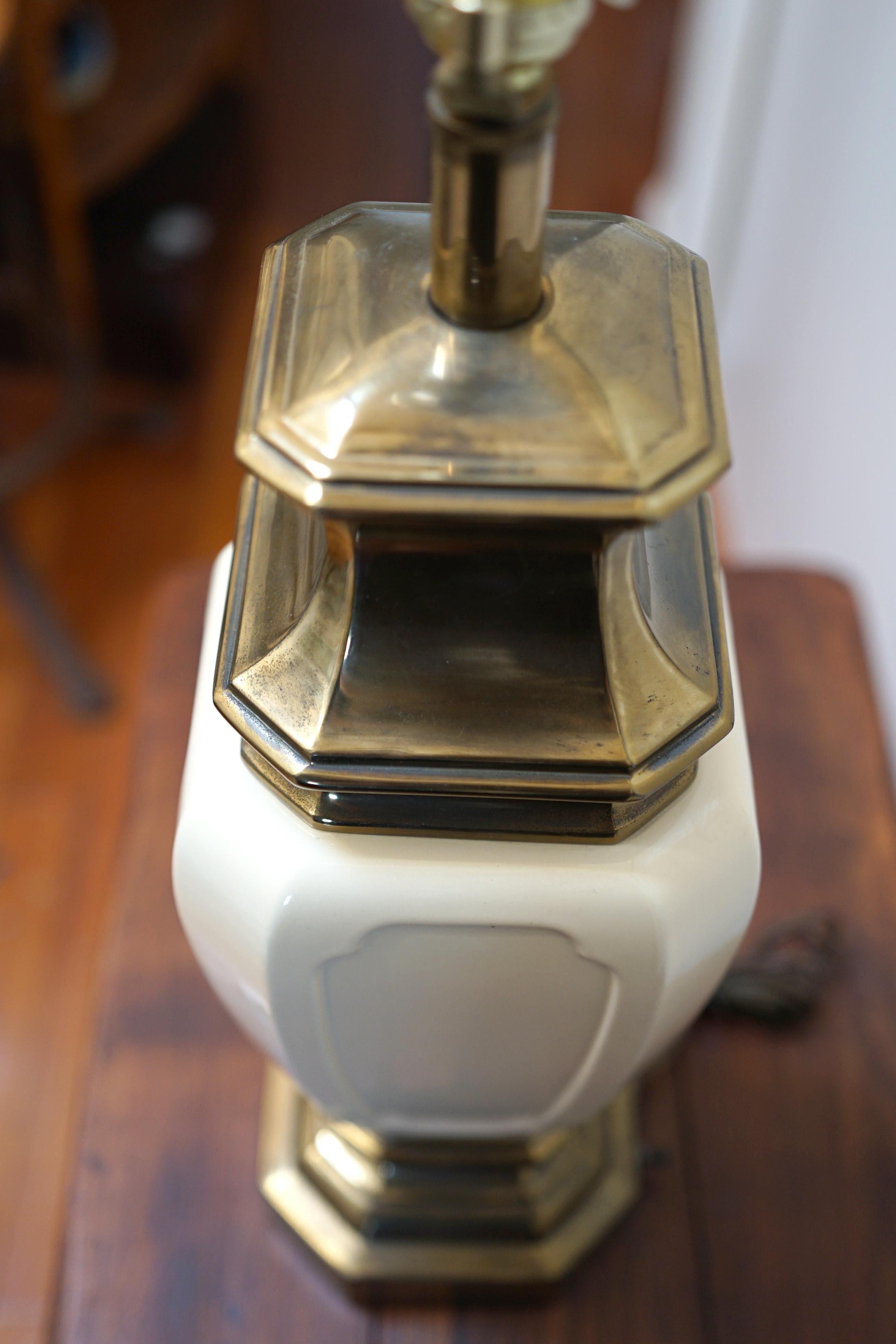 Laiton Stiffel Vintage Assembled Set of Egg Shell Ceramic and Brass Table Lamps (Lampe de table en céramique et laiton) en vente