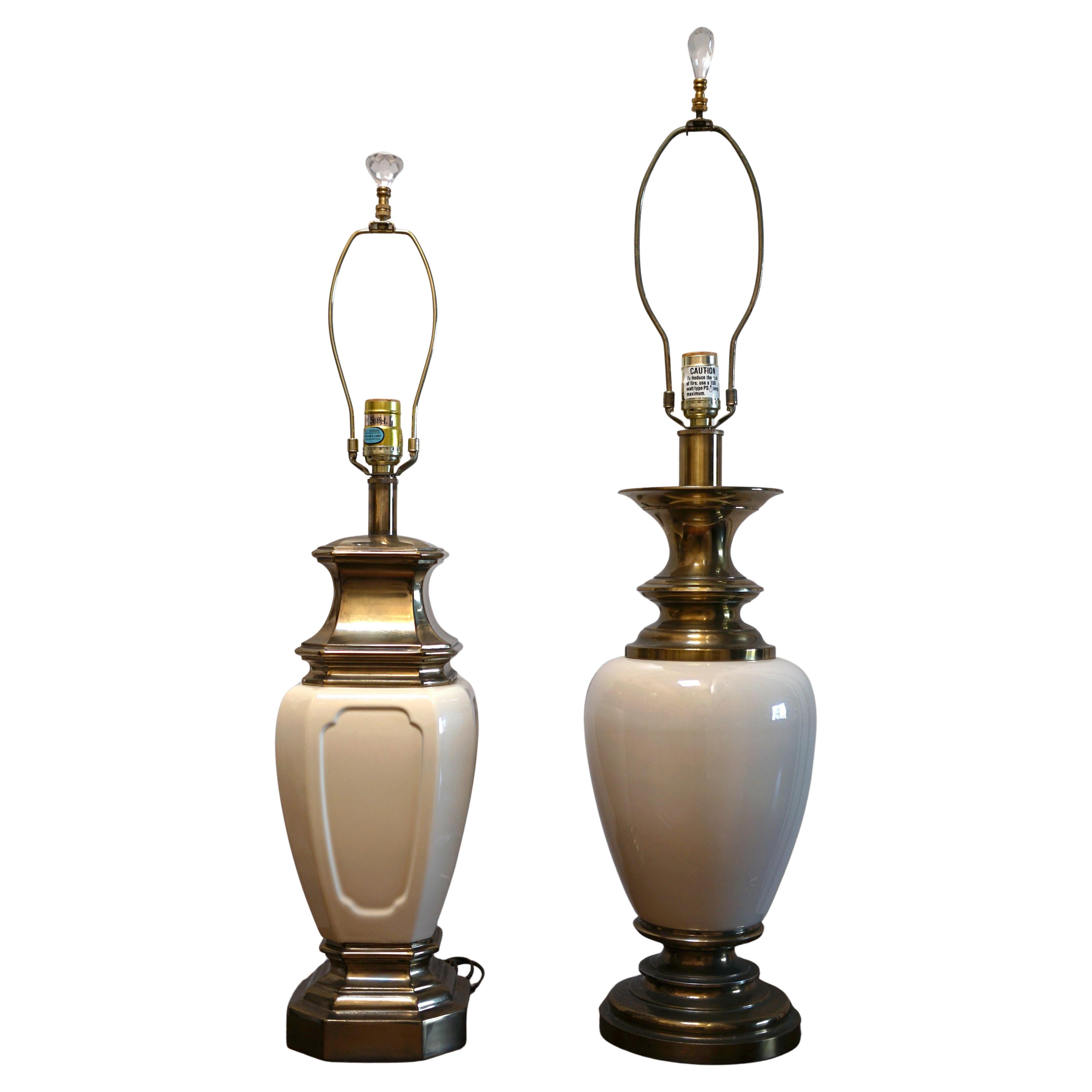 La belle teinte beige ou coquille d'œuf de la porcelaine et du laiton des Stiffel est stupéfiante. Je pense que ce traitement est l'une de leurs marques de fabrique qui résiste à l'épreuve du temps. Ces lampes ont été produites dans le deuxième