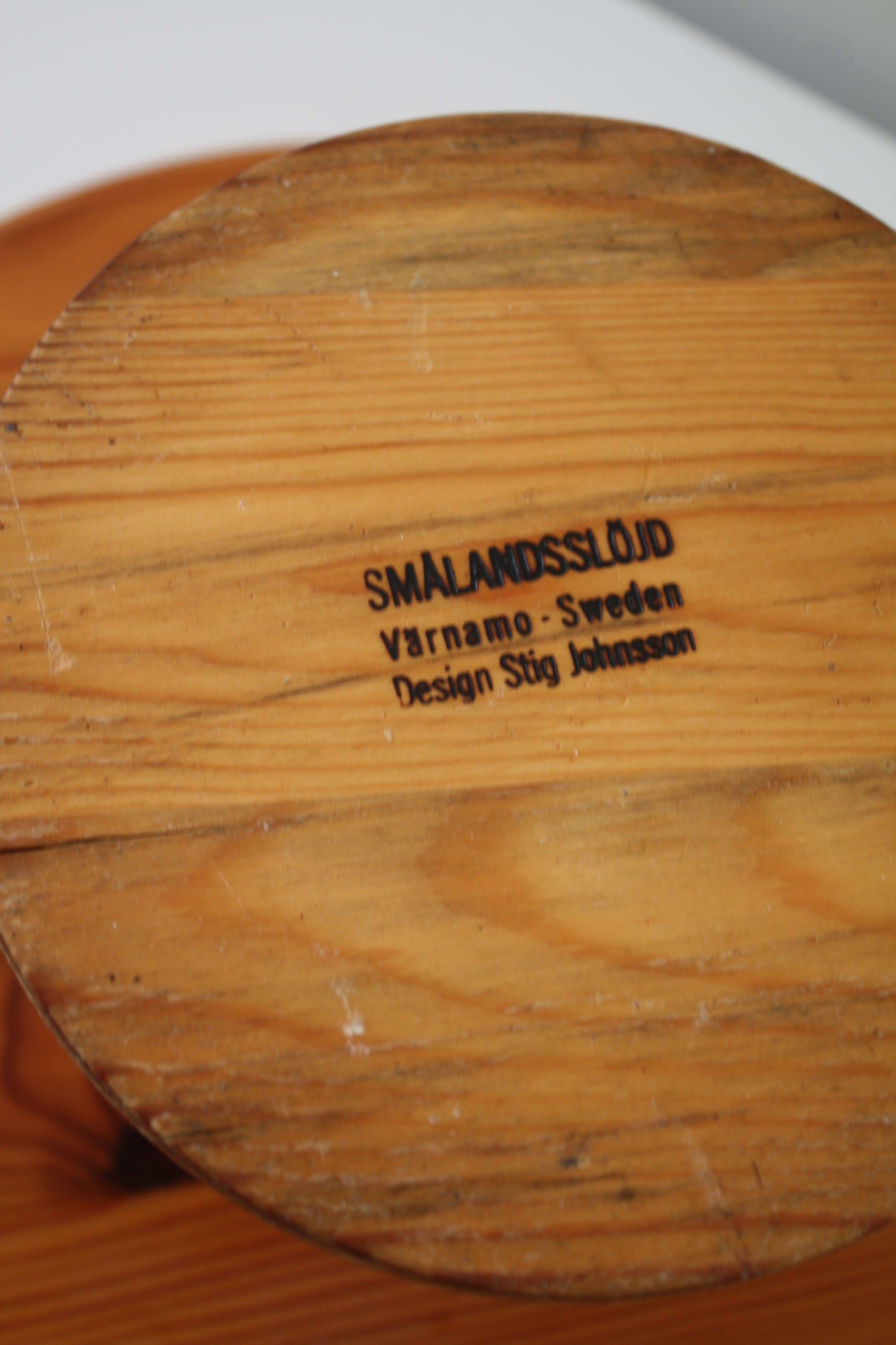 Stig Johansson, Smålandsslöjd, Plato de madera de pino, Plato para tartas, Suecia, 1960/setenta en venta 5