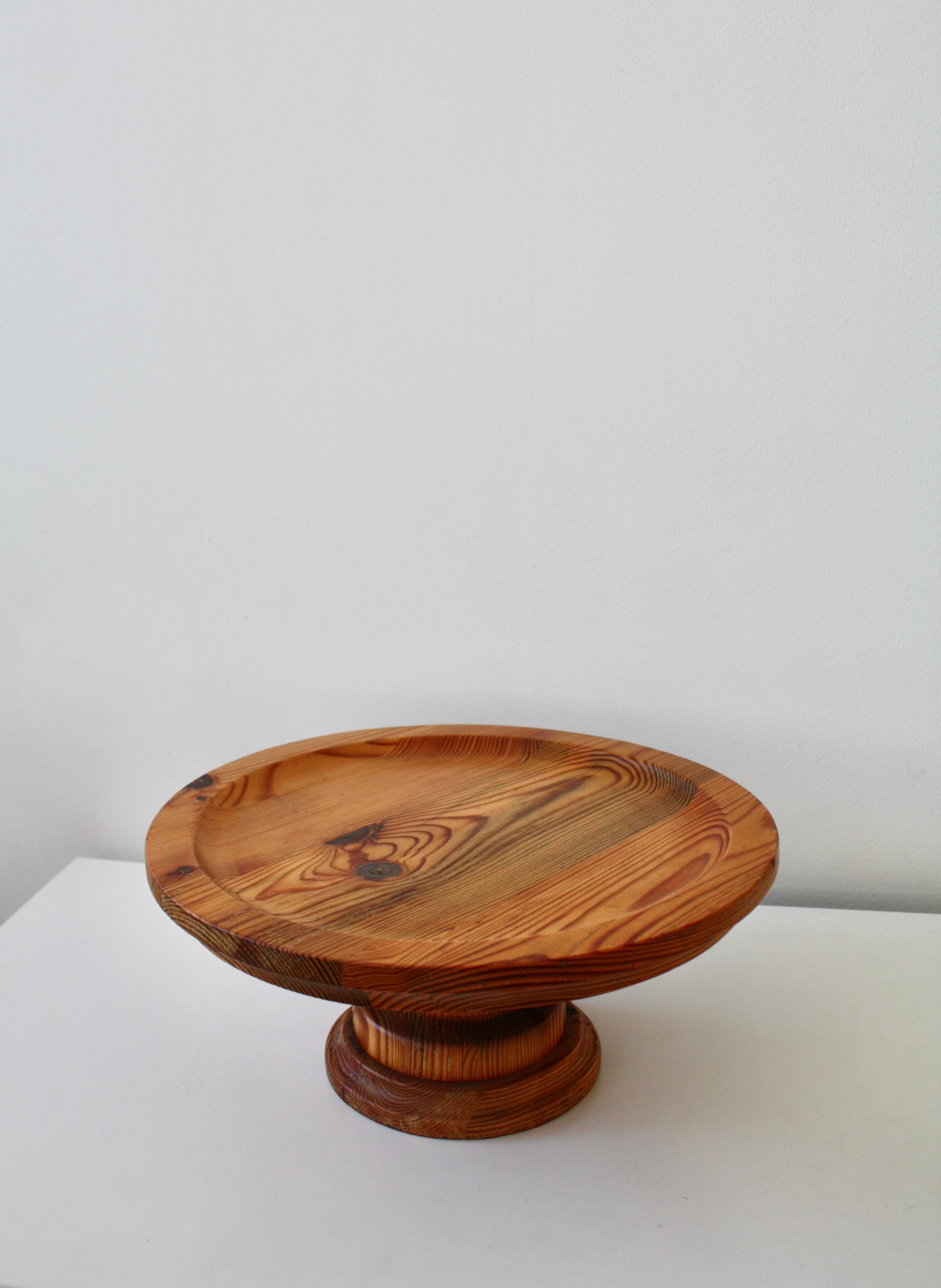 Stig Johansson, Smålandsslöjd, Plato de madera de pino, Plato para tartas, Suecia, 1960/setenta Moderno de mediados de siglo en venta
