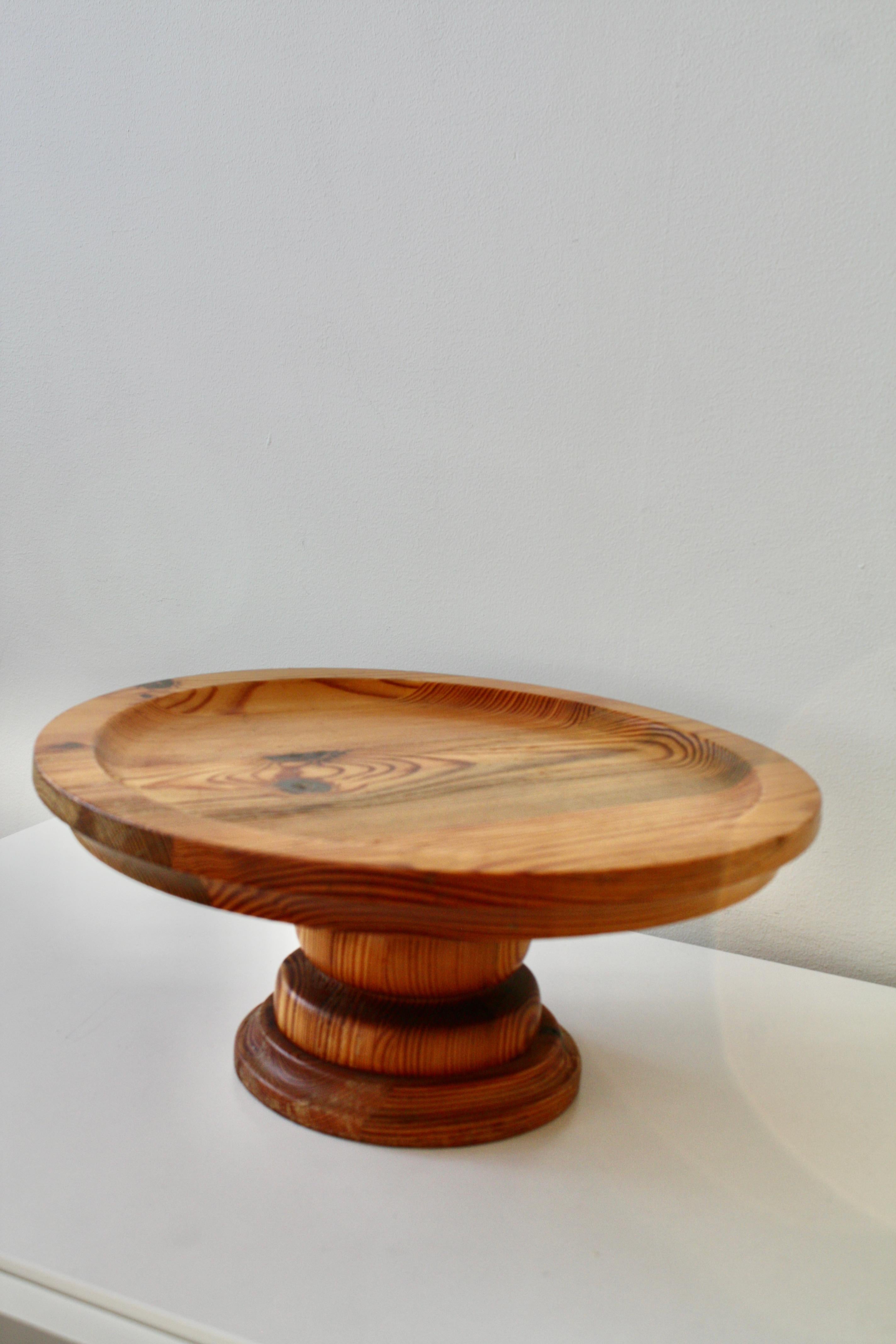 Stig Johansson, Smålandsslöjd, Plato de madera de pino, Plato para tartas, Suecia, 1960/setenta Sueco en venta