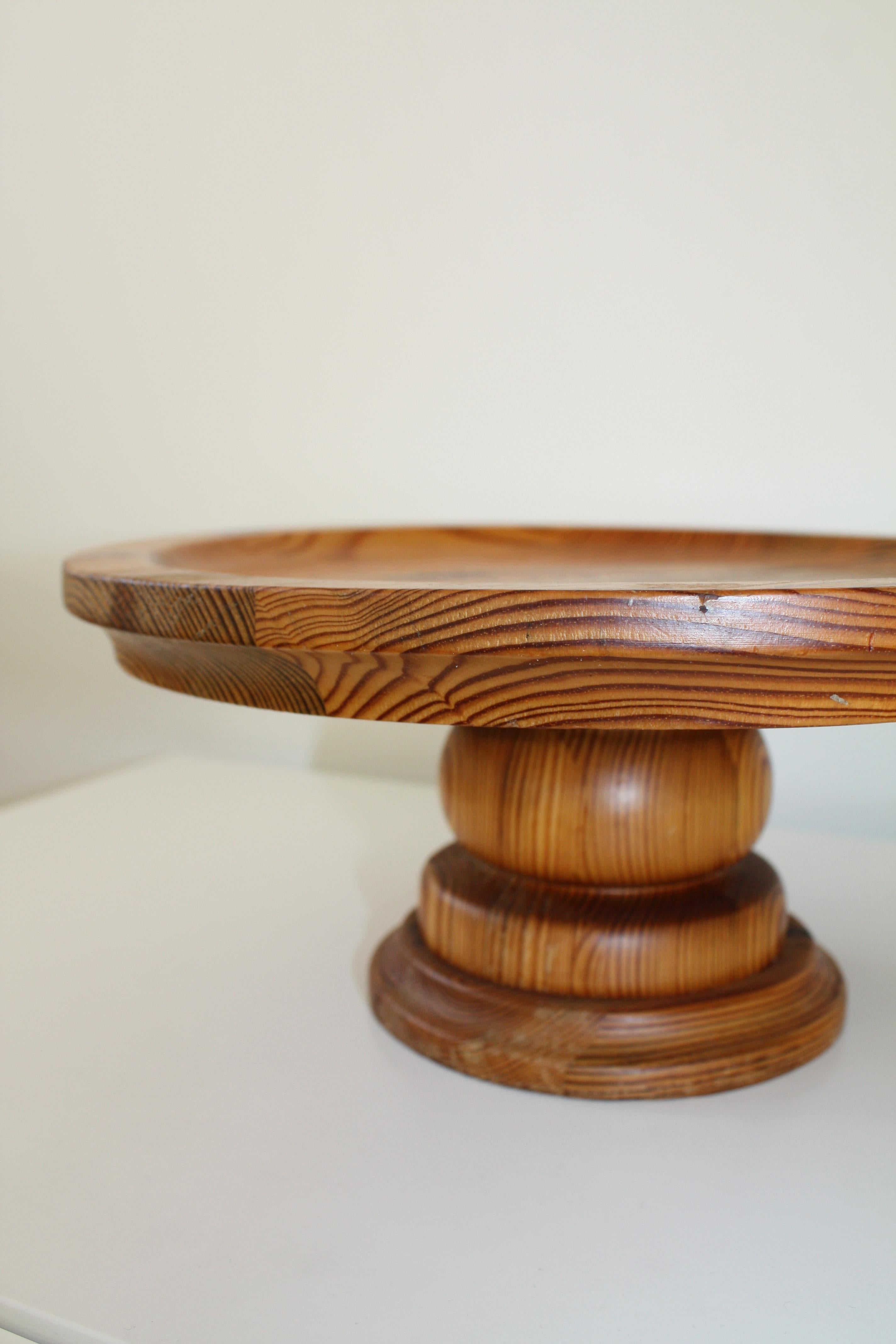 Stig Johansson, Smålandsslöjd, Plato de madera de pino, Plato para tartas, Suecia, 1960/setenta Tallado a mano en venta