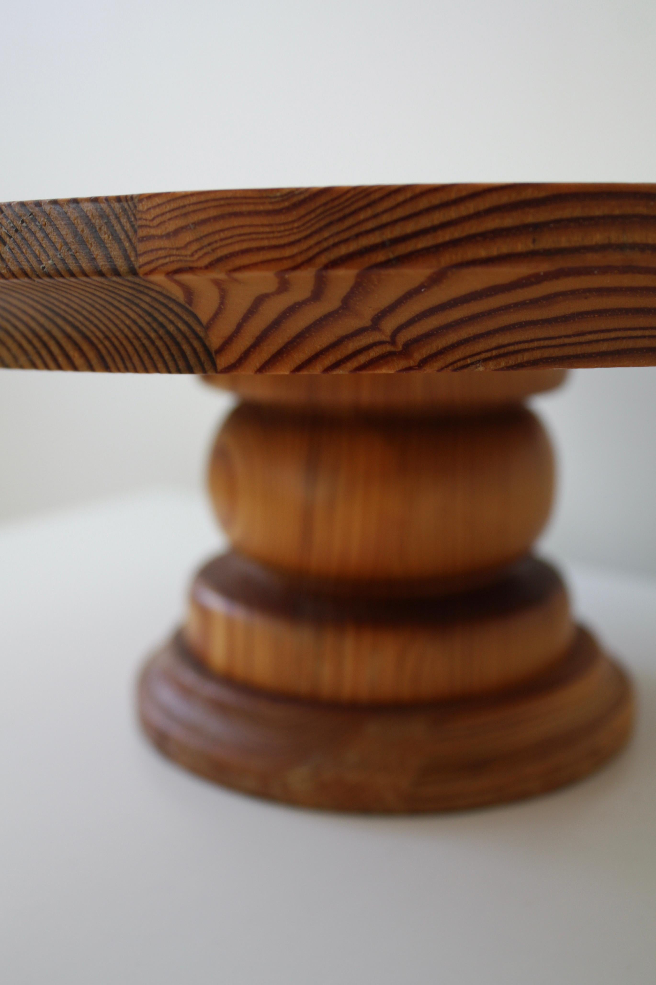Stig Johansson, Smålandsslöjd, Plato de madera de pino, Plato para tartas, Suecia, 1960/setenta en Bueno estado para la venta en Västra Frölunda, SE