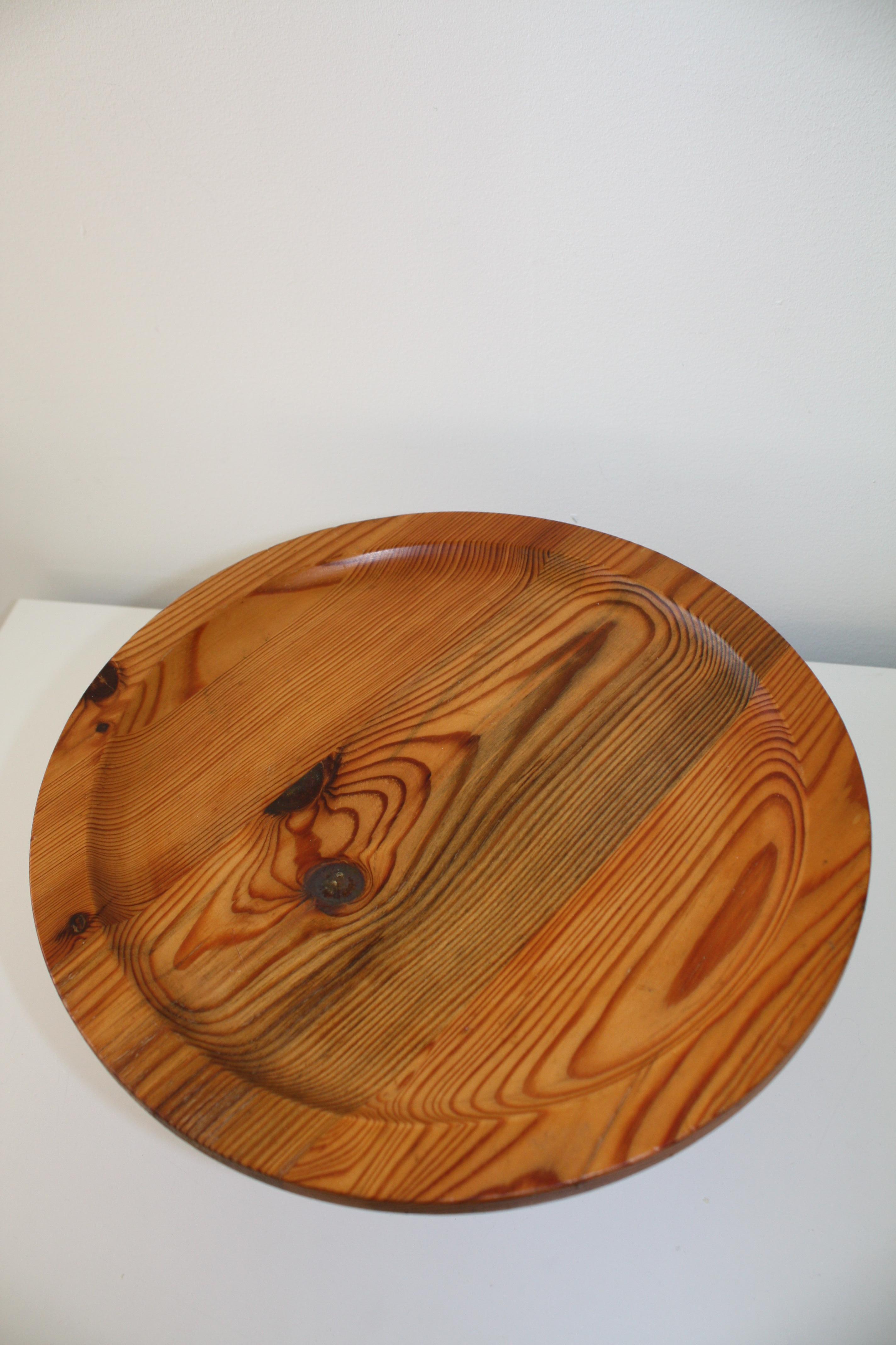 Stig Johansson, Smålandsslöjd, Plato de madera de pino, Plato para tartas, Suecia, 1960/setenta mediados del siglo XX en venta