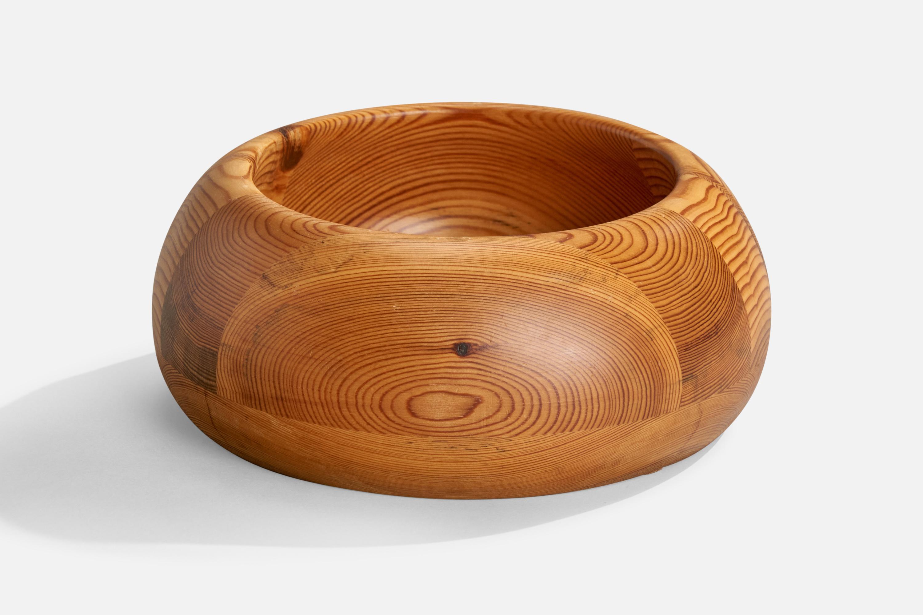 A pine bowl designed by Stig Johnsson and produced by Smålandsslöjd, Värnamo, Sweden, 1970s.

