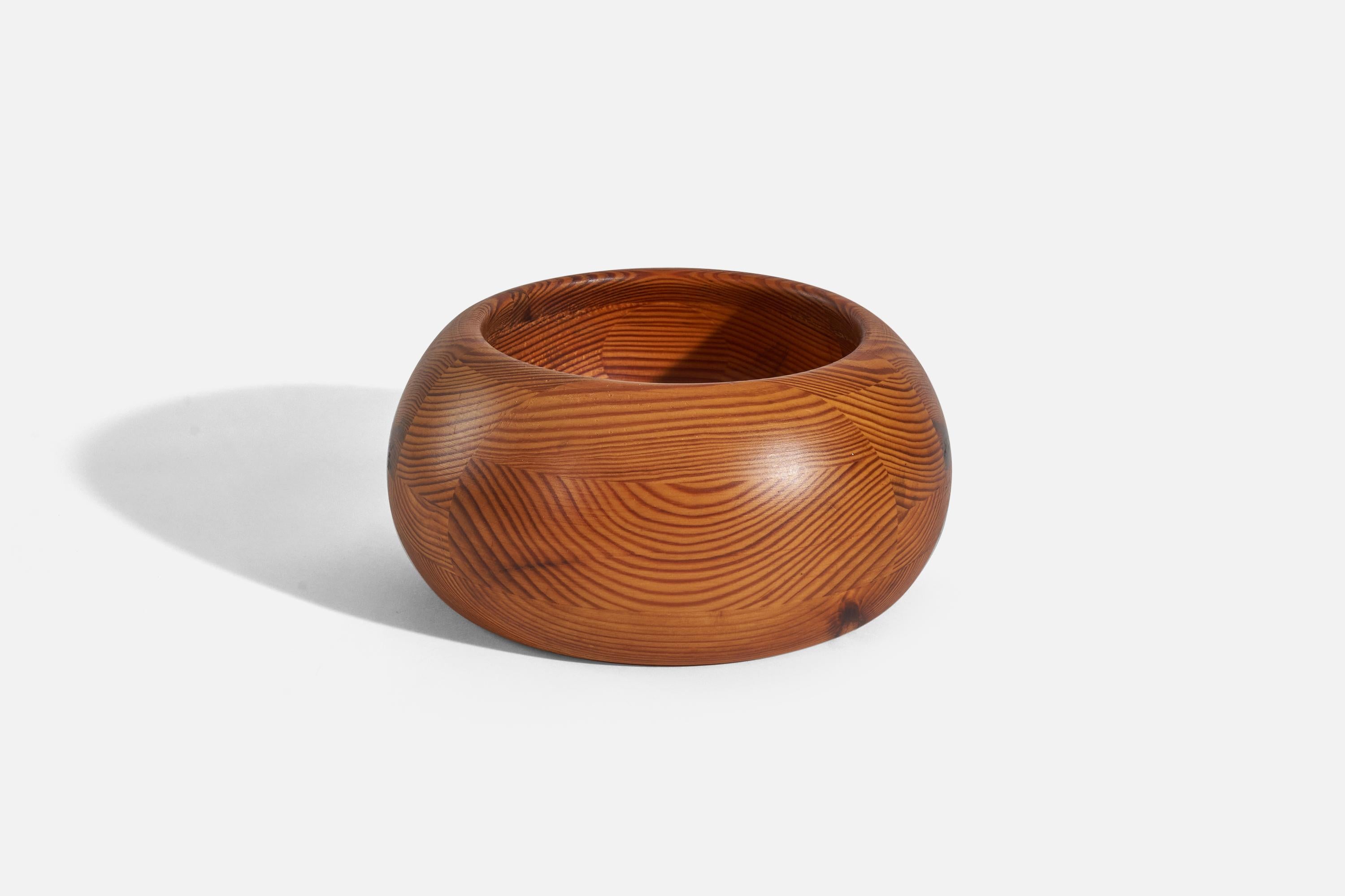 A solid pine bowl designed by Stig Johnsson and produced by his firm Smålandsslöjd, Värnamo, Sweden, 1970s.