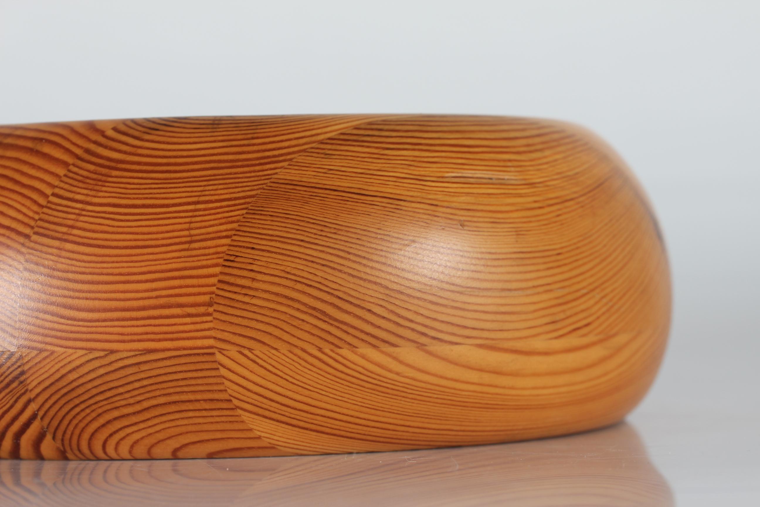 Grande coupe en pin massif conçue par Stig Johnsson pour Smålandsslöjd, Värnamo, Suède.

La surface du bol est traitée avec une laque mate transparente.

Bel état vintage avec patine - voir images de petites rayures.








